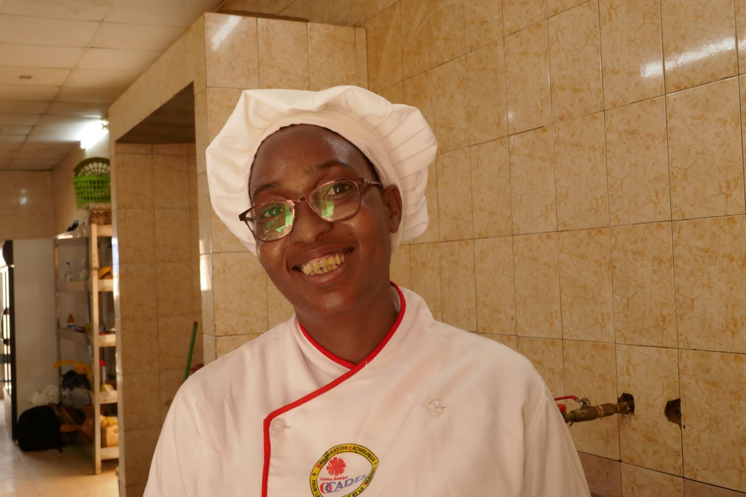 Cécile TIAHO, étudiante de dernière année au Centre DHI, est originaire de Banfora, la ville burkinabée des cascades qu’elle évoque avec un grand sourire © Globe Reporters