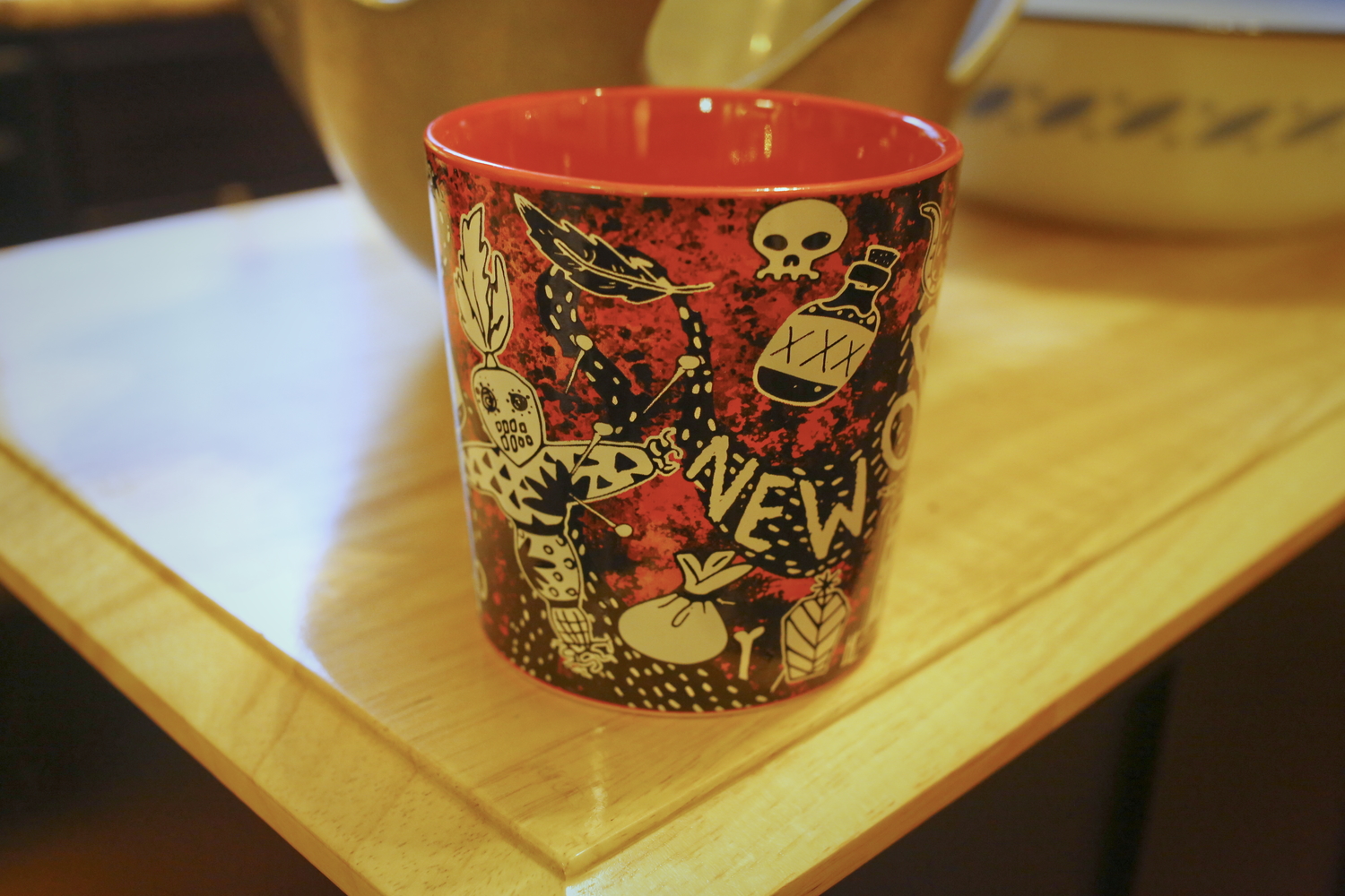 Une tasse, avec des représentations parfois stéréotypées du vaudou © Globe Reporters 