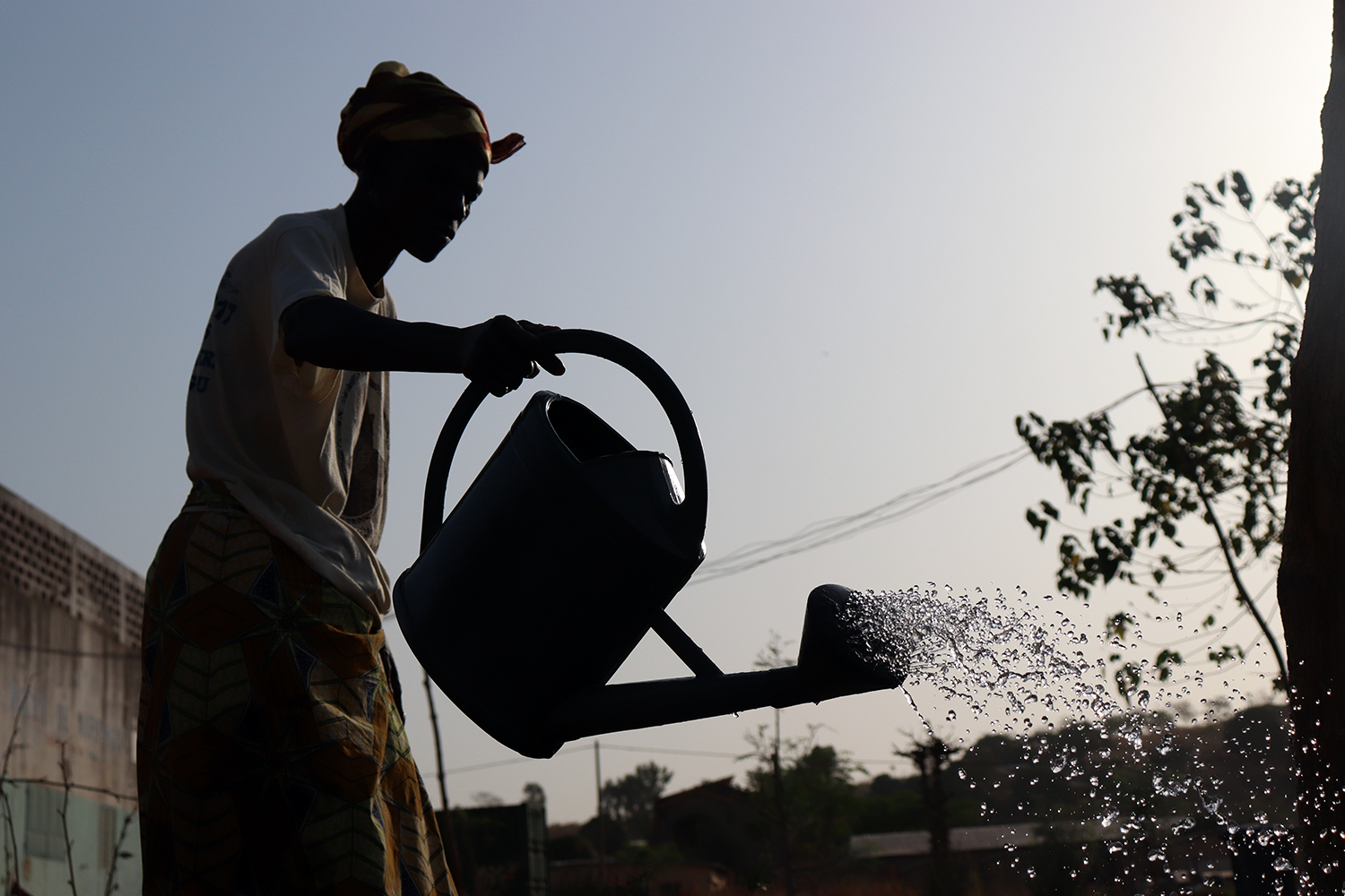 L’eau manque au nord du Bénin et les femmes font attention à ne pas gaspiller cette précieuse ressource. 