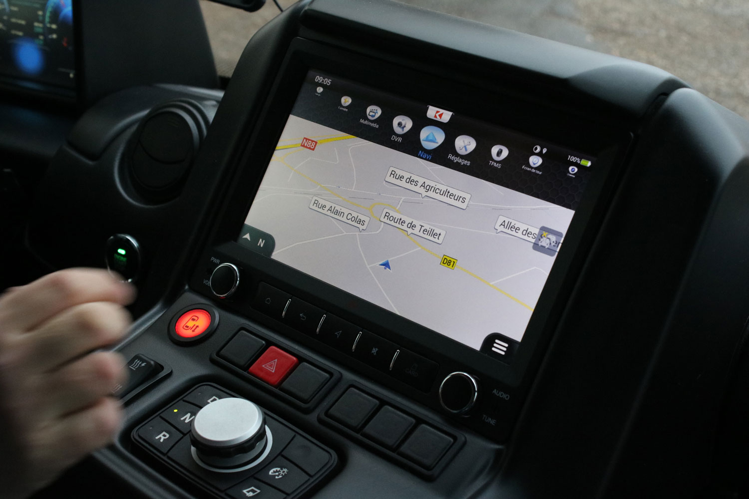 Dans le véhicule, le tableau de bord est très utile : il sert de GPS, à lancer des annonces pour les passagers, à allumer les phares du véhicule, etc. © Anouk PASSELAC / Globe Reporters