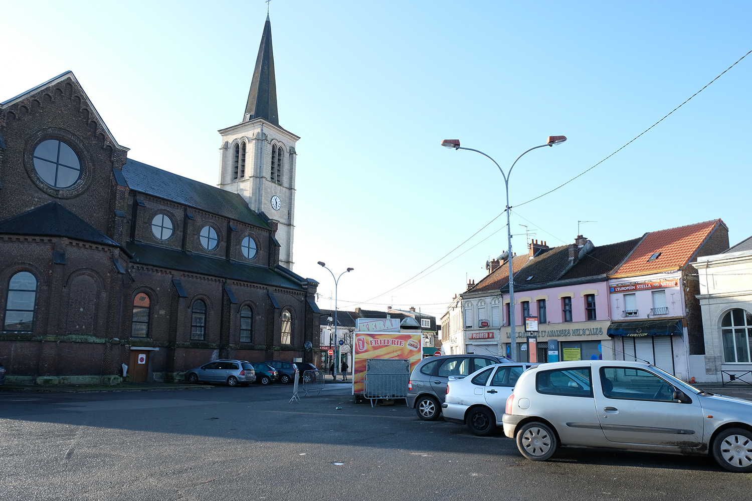 La place de l’église à Denain, commune de 20 000 habitants dans le département du Nord, en région Hauts-de-France.