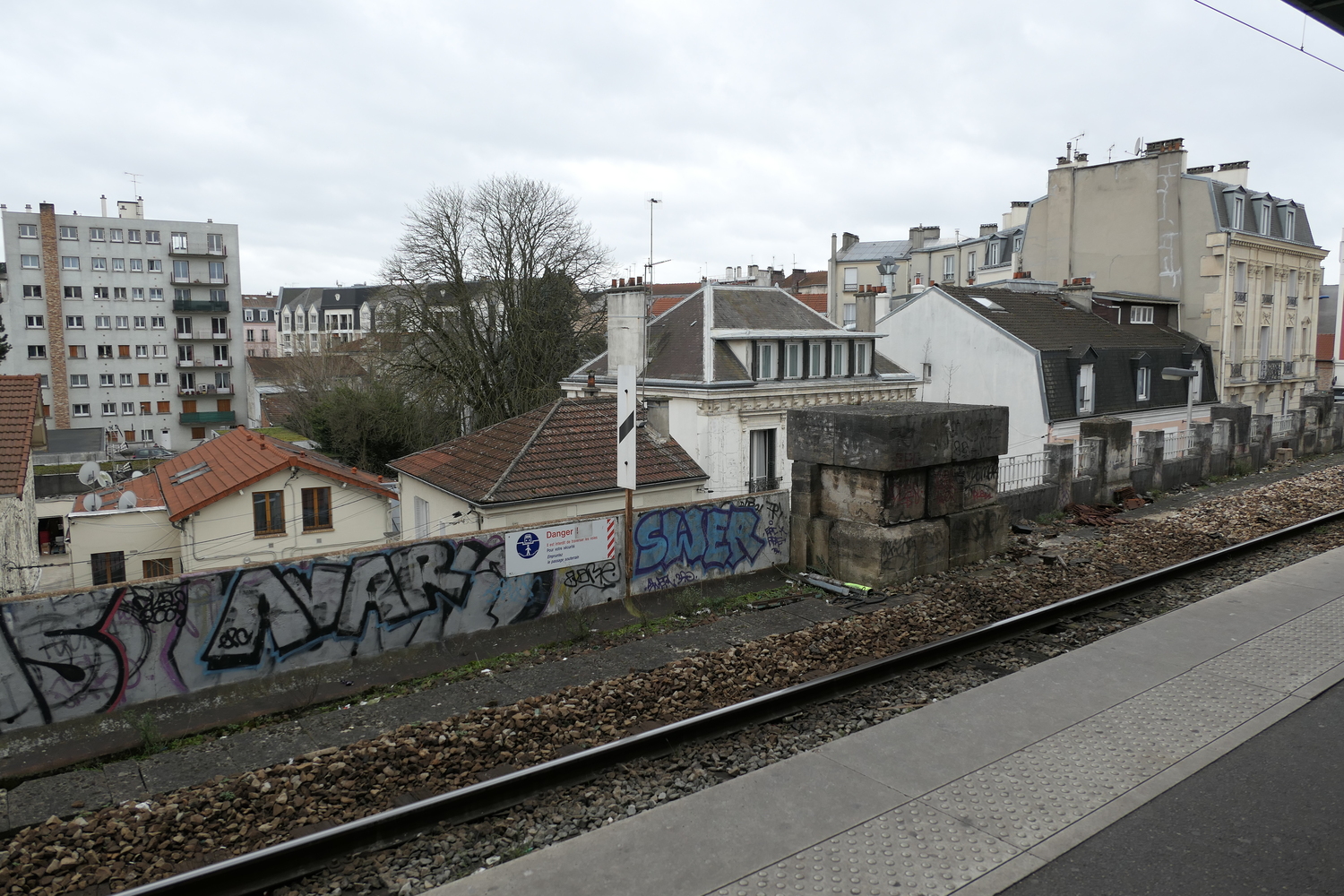 Au moment de repartir, Océane doit attendre le RER un petit moment sur le quai de la gare, elle en profite pour regarder le paysage et prendre de nouvelles photos © Globe Reporters