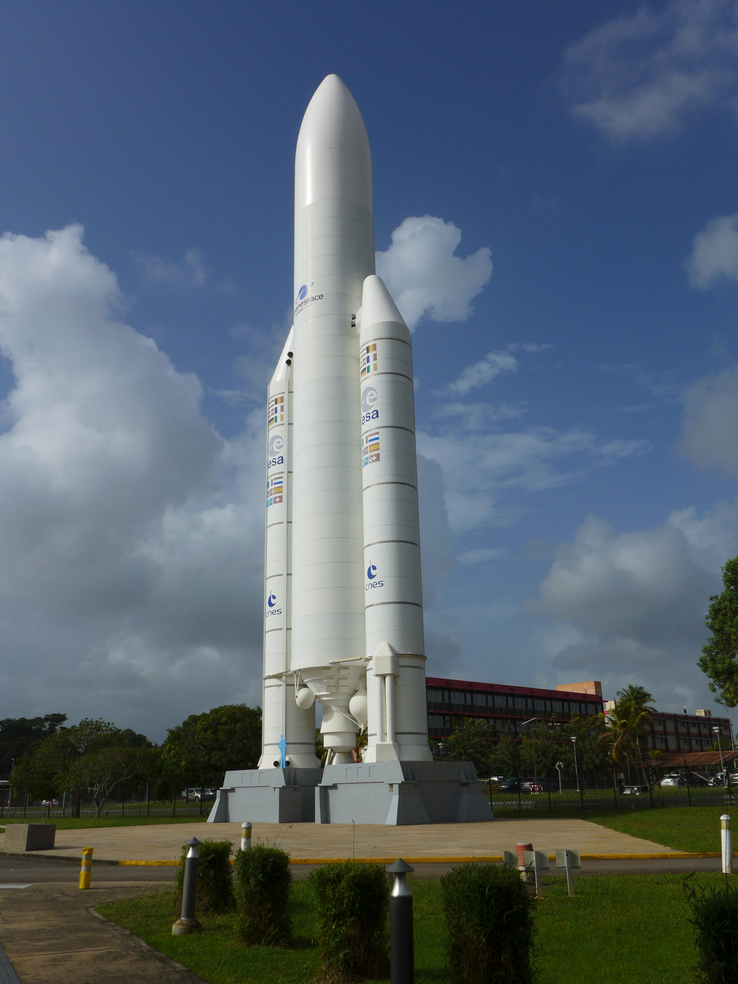 Une réplique grandeur nature de la fusée Ariane.
