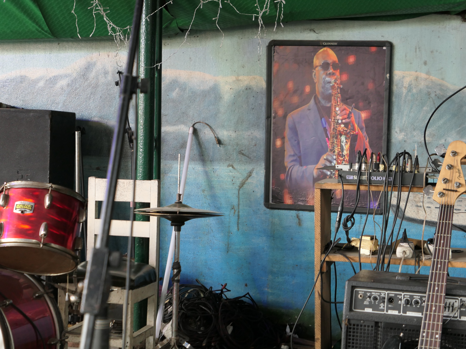 Le « grand » Manu DIBANGO à l’honneur dans un maquis (bar) de Douala © Globe Reporters