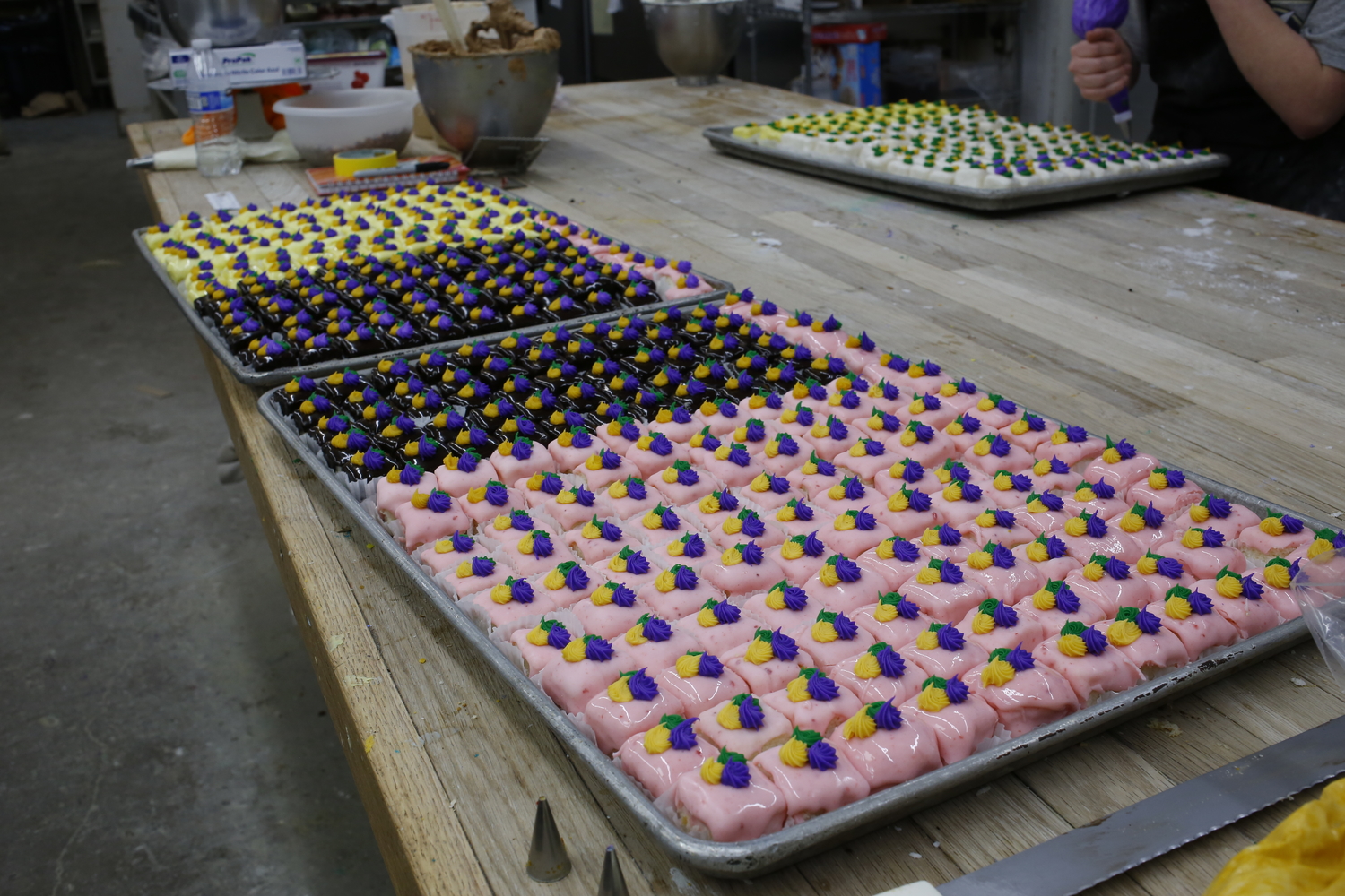 Des pâtisseries décorées avec les couleurs de Mardi gras © Globe Reporters