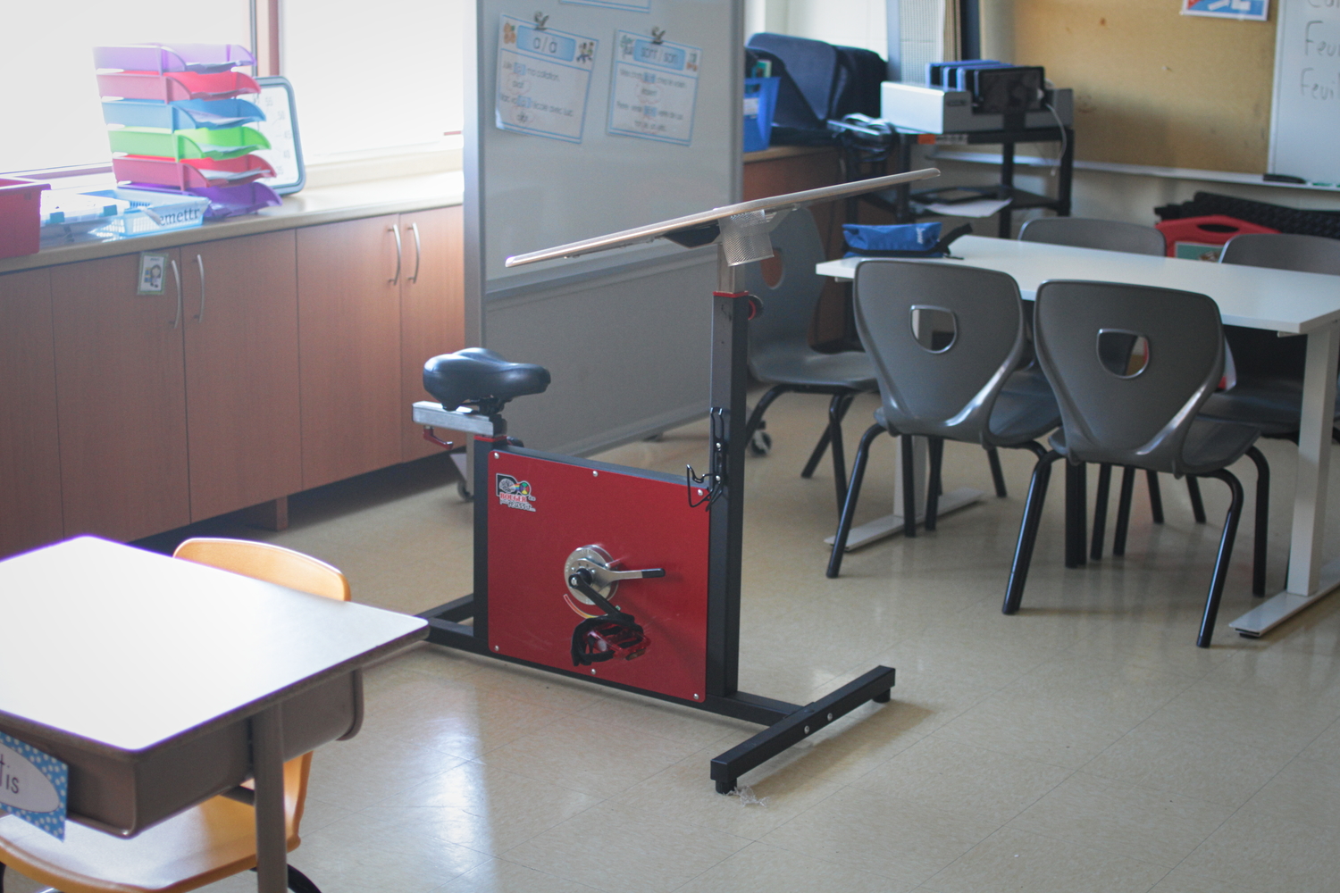 Un « pupitre-vélo », qui permet aux élèves qui ont besoin de bouger de se dégourdir les jambes pendant le cours.
