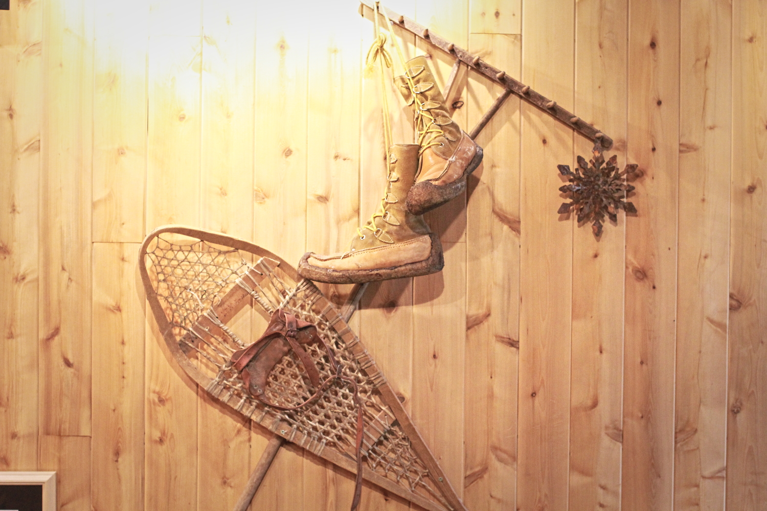 Des objets traditionnels ornent le restaurant, comme ces raquettes pour marcher sur la neige © Globe Reporters