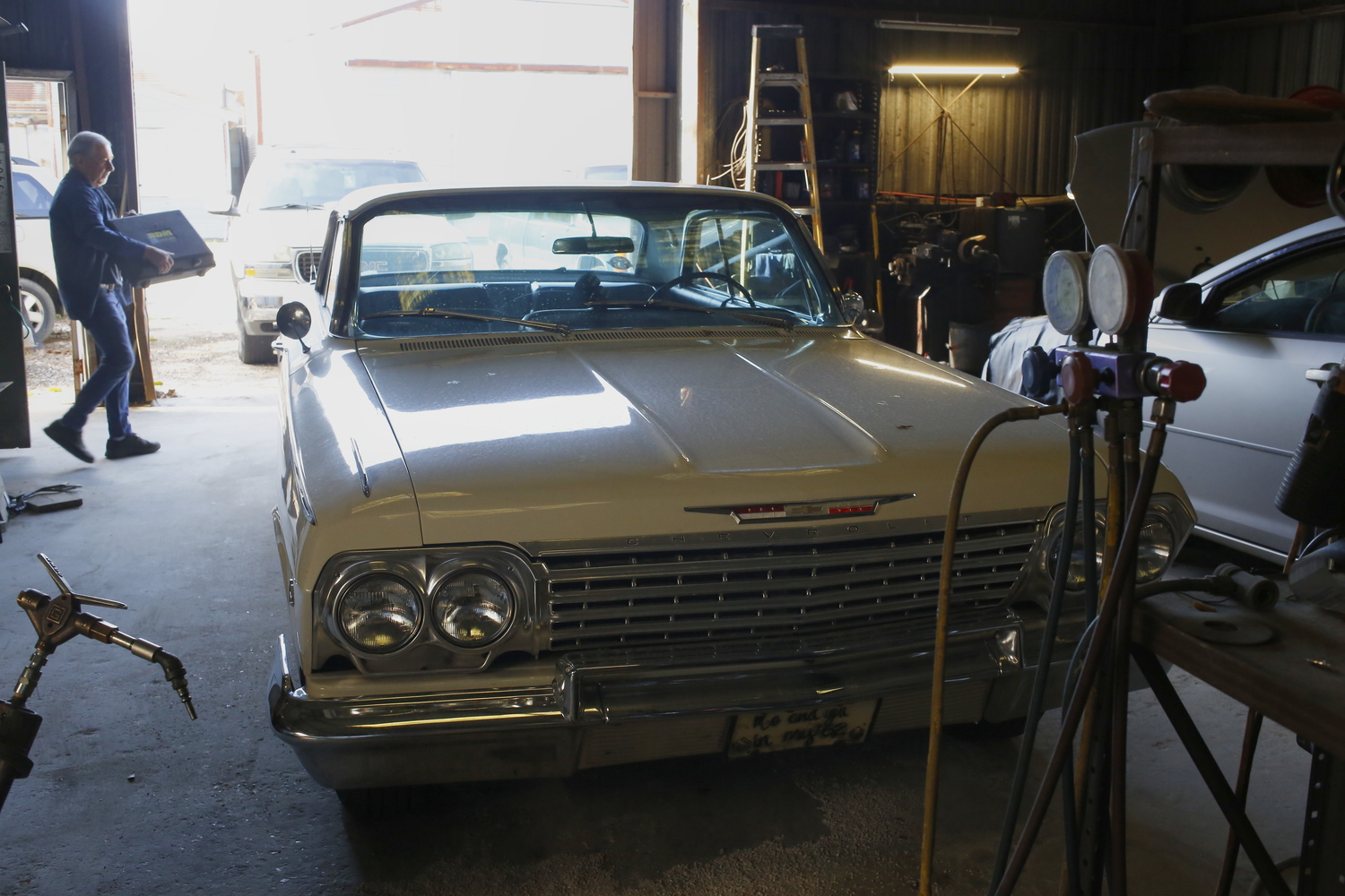 Une Chevrolet en réparation au garage de Ray © Globe Reporters 