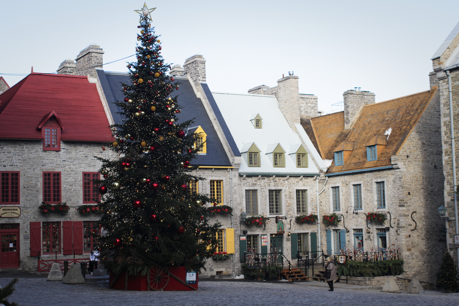 Un sapin de Noël dans le Vieux Québec.