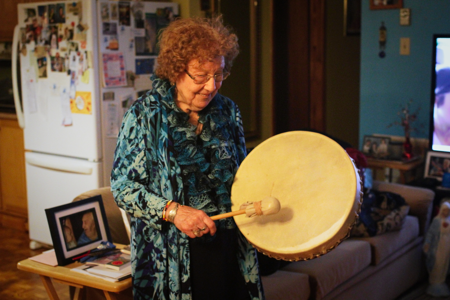 Thérèse O’BOMSAWIN montre son tambour en peau de chevreuil qu’elle a fabriqué elle-même.