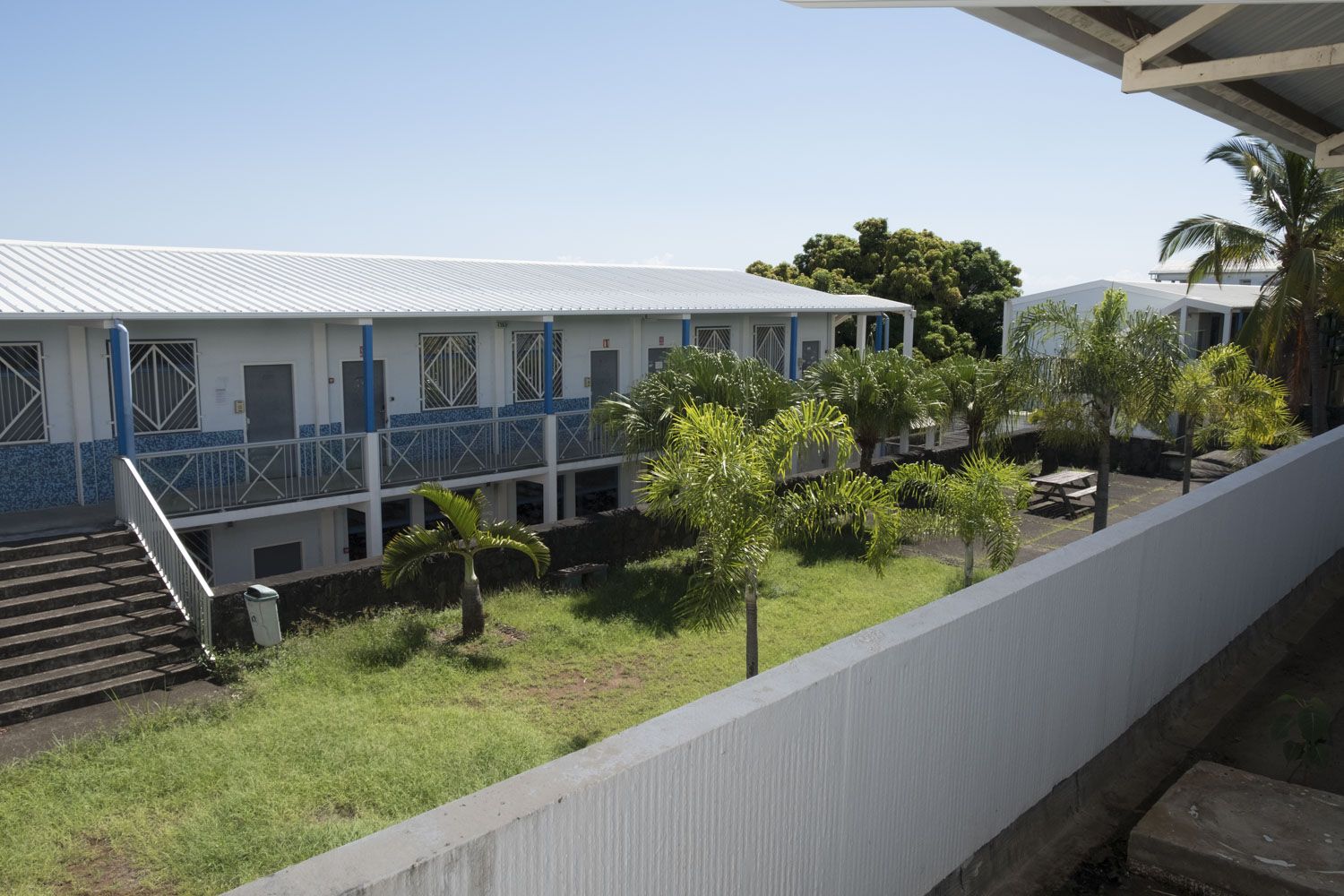 Les salles de classes de l’UFR Sciences et Technologies se trouvent dans ses bâtiments. L’université de la Réunion compte plus de 10 000 étudiants inscrits dans cinq UFR différents : Droit et Economie ; Sciences et Technologies ; Lettres et Sciences Humaines ; Sciences de l’Homme et de l’Environnement ; Santé.