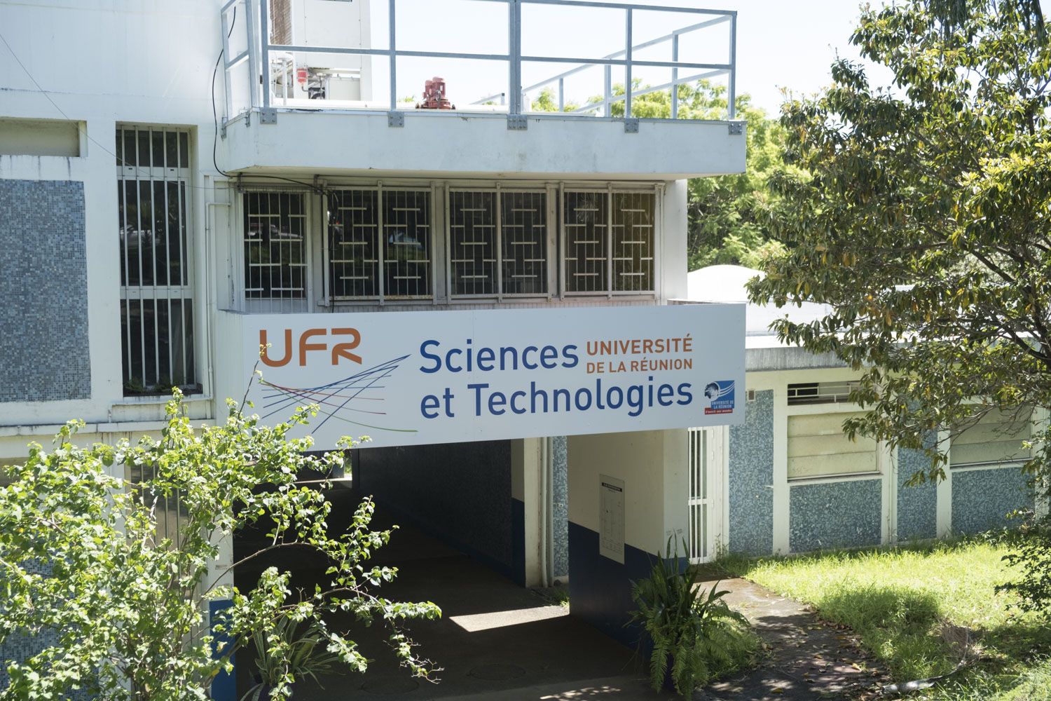 L’entrée de l’UFR Sciences et technologies de l’Université de la Réunion. Cette Unité de Formation et de Recherche dispose de 7 départements de formation (mathématiques, informatique, physique et sciences pour l’ingénieur, chimie, sciences du vivant, géosciences) et de 8 laboratoires. 