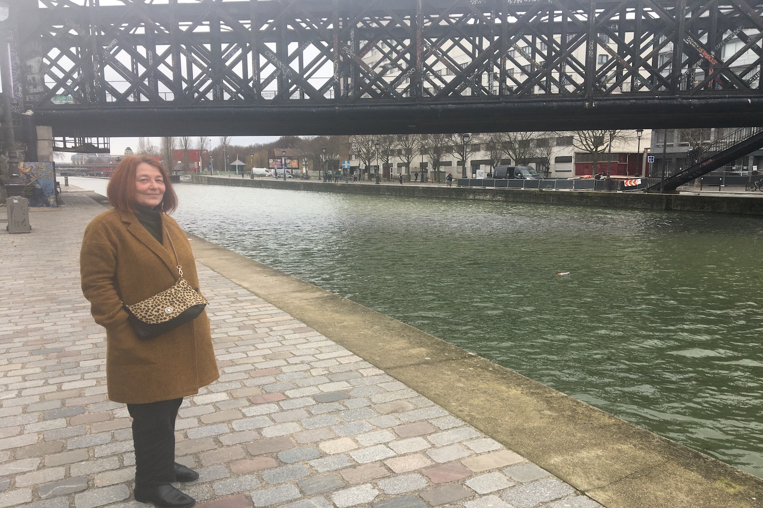 Catherine Dauriac le long du canal de l’Ourcq dans le 19e arrondissement durant l’interview des globe-reporters © Globe Reporters