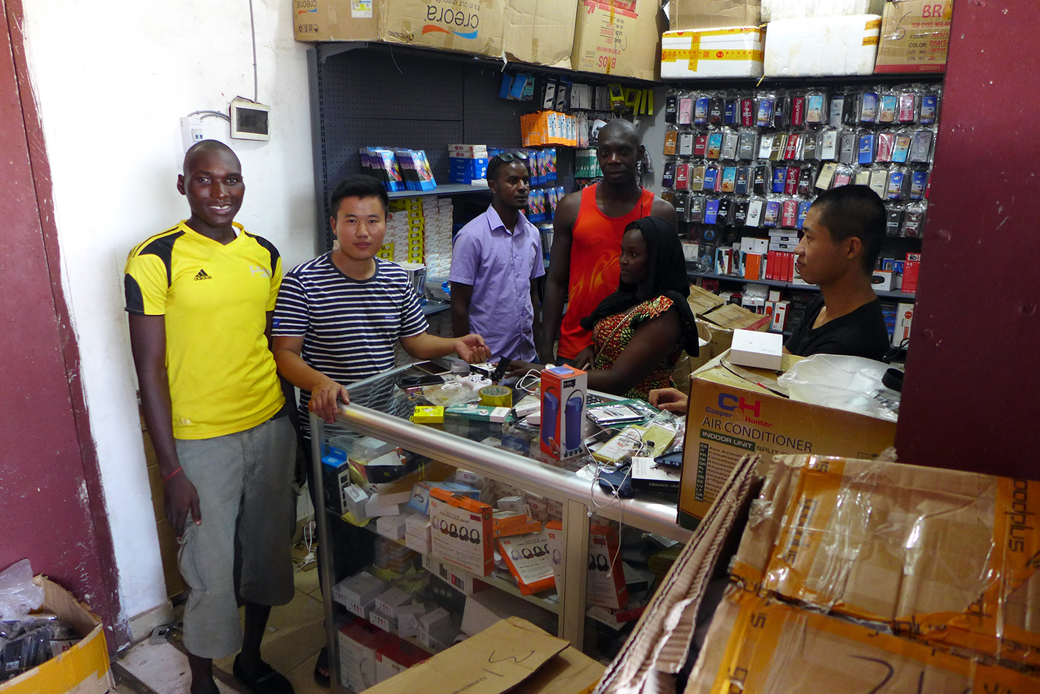 Abdoulaye BALDÉ et Monsieur Ly (à gauche sur la photo) devant le magasin d’accessoires pour téléphones portables.