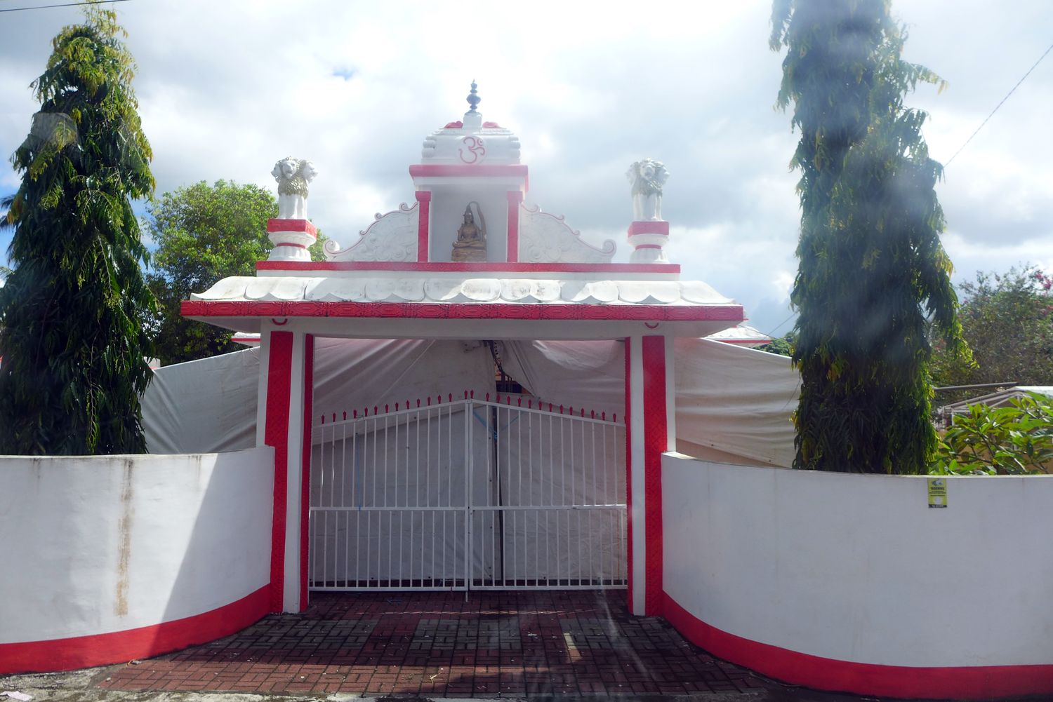 Un temple hindou le long de la route. D’autres sont beaucoup plus colorés.