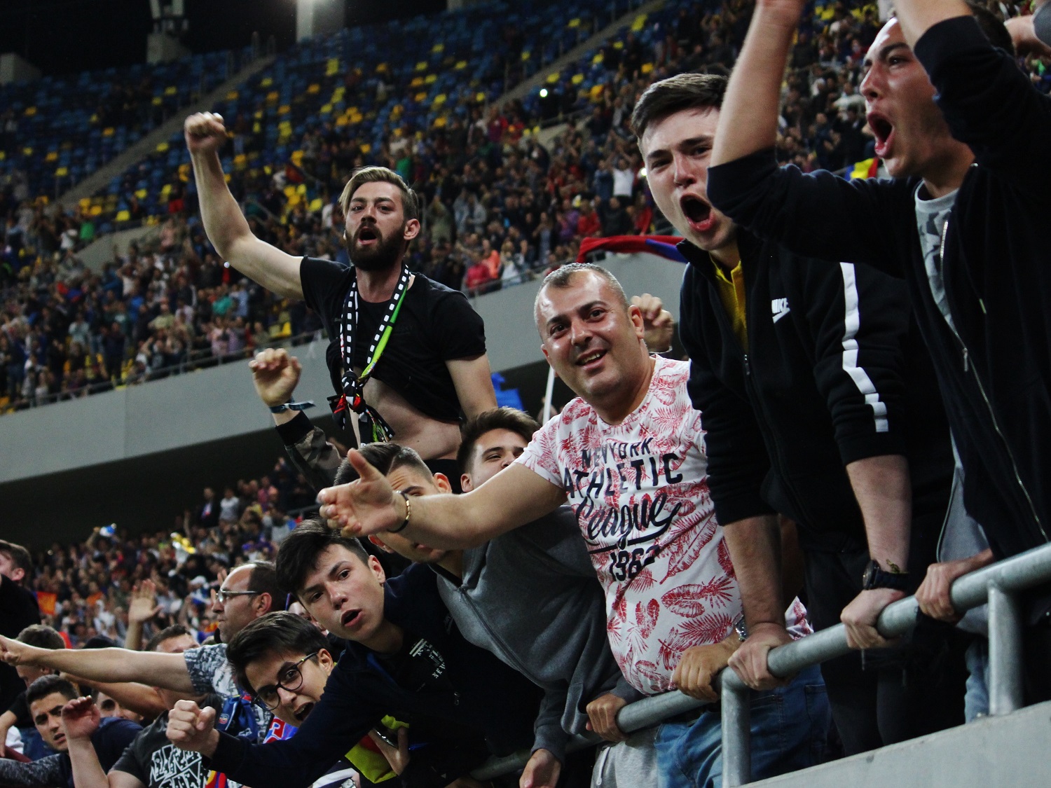 Des supporters, pendant un match entre le Steaua et le CFR Cluj. (Photo Sylvain Moreau)