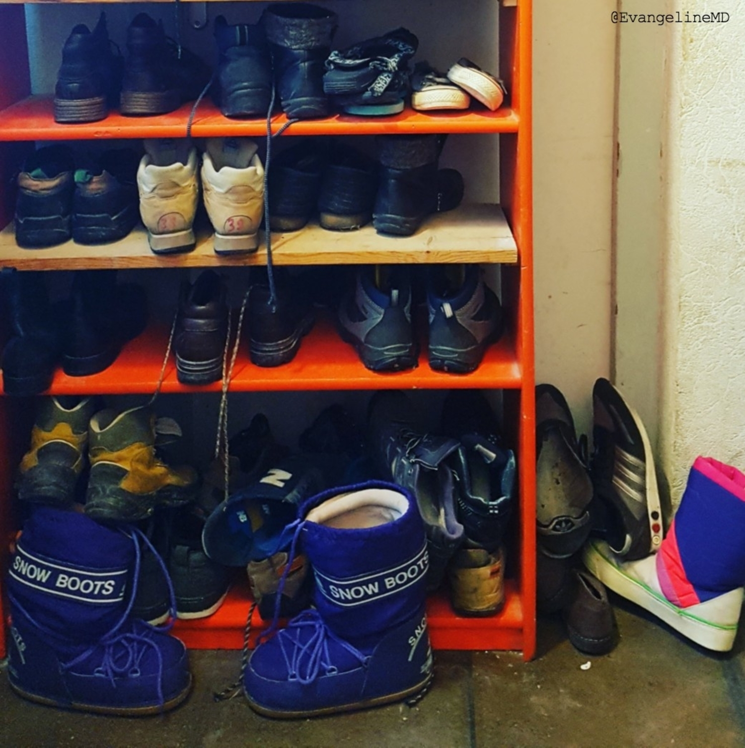 Le rangement des chaussures, bien adaptées au climat et au terrain montagneux de Briançon. (Crédits : Pauline Rey)