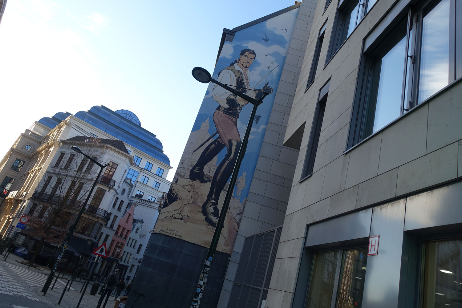 En sortant du journal, un mur peint avec un héros de BD. De nombreux murs du centre-ville de Bruxelles sont aux couleurs de la bande dessinée © Globe Reporters