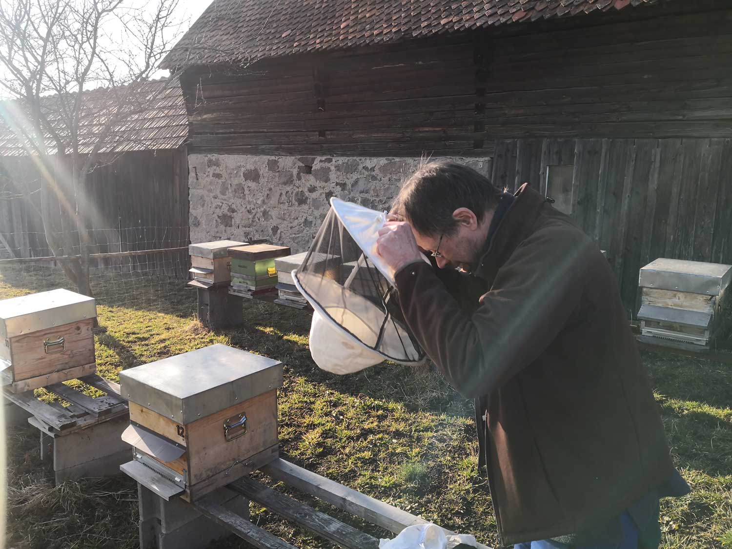 Denis enfile sa combinaison avant d’ouvrir une des ruches © Globe Reporters