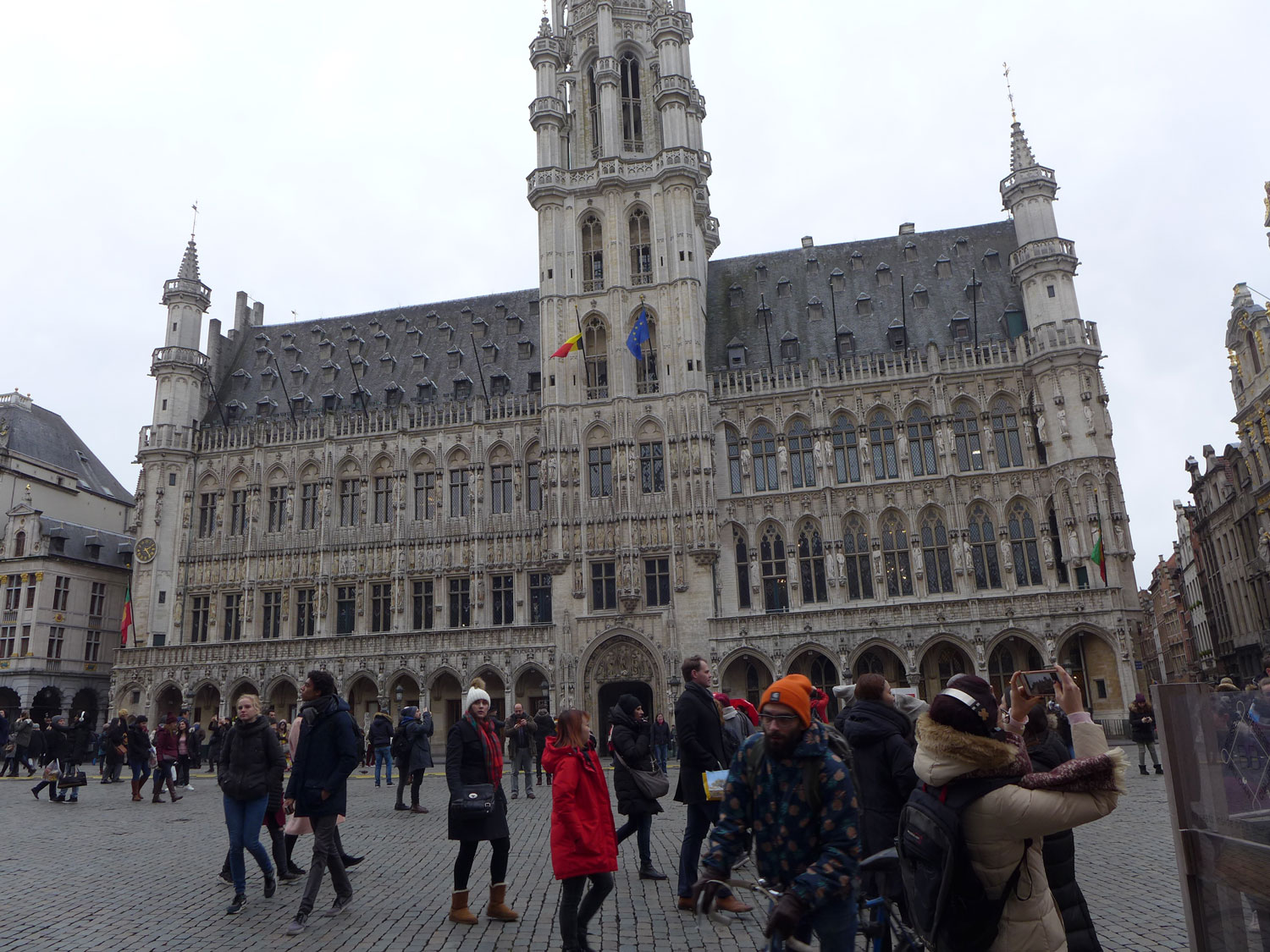 Nous y voici avec l’imposant hôtel de ville de Bruxelles
