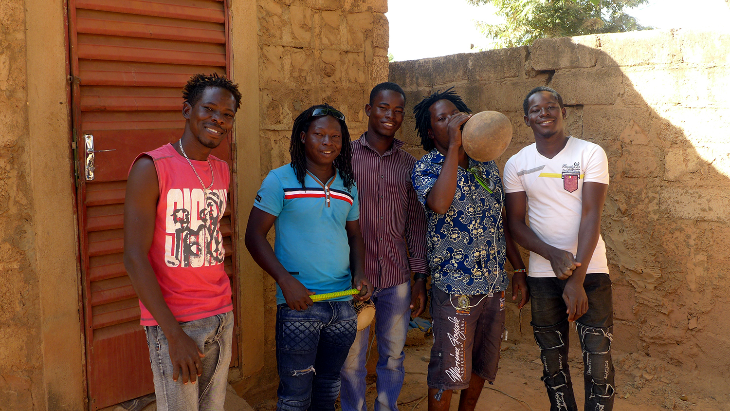 Les 5 musiciens de Burkina Azza plaisantent en posant devant l’objectif des globe-reporters