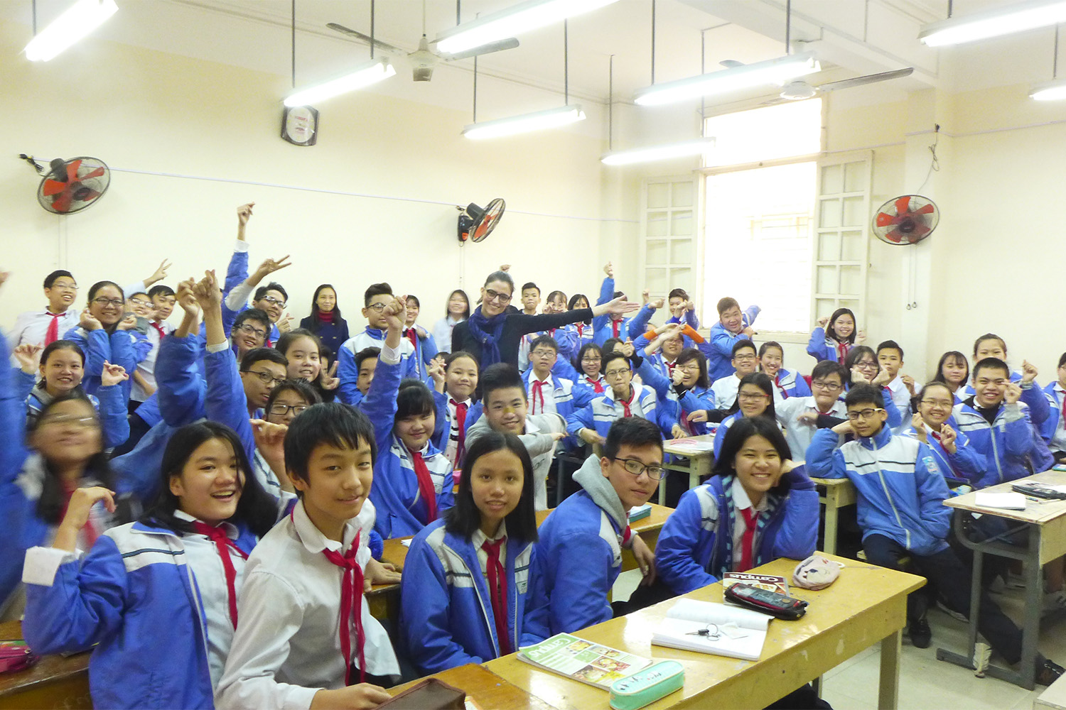 Moi avec une classe du collège Hong Bang. Ici, on adore prendre des photos. Et on rigole bien pendant les pauses !