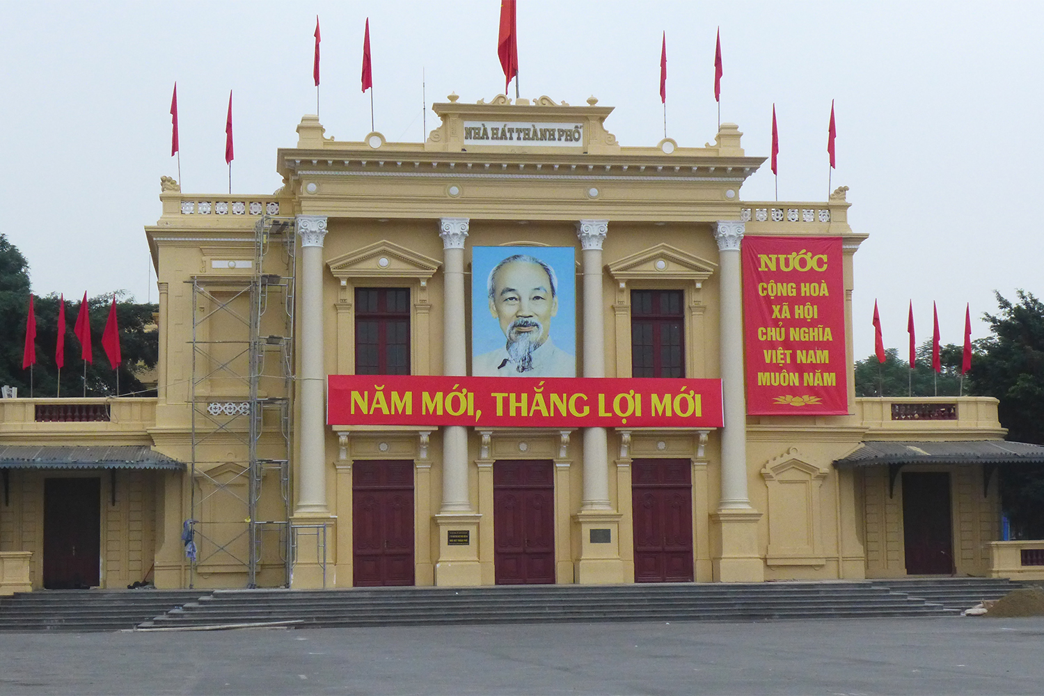 A Haiphong, sur la place principale. L’oncle Hô, tel qu’on appelle ici Hô Chi Minh, le fondateur du pays, est omniprésent.