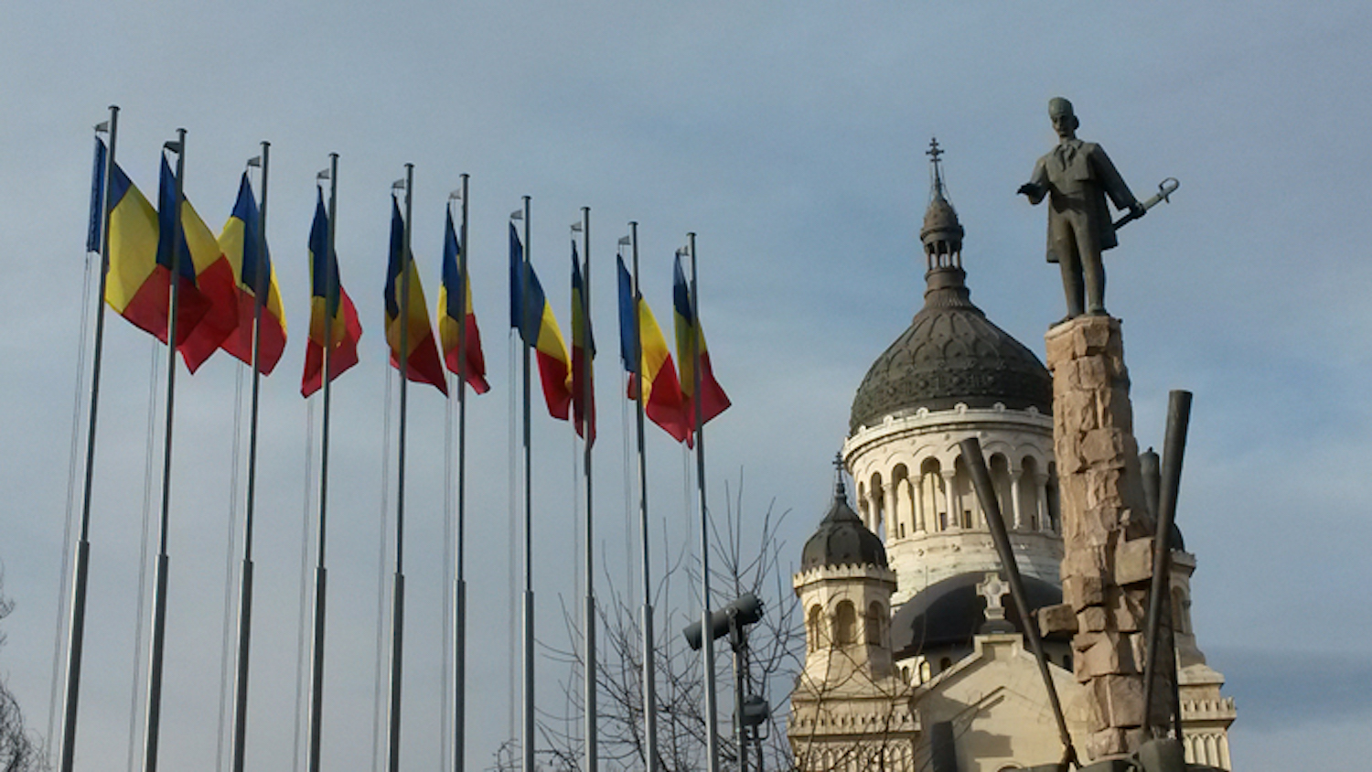 Des drapeaux roumains devant la statue d’Avram Iancu © Globe Reporters