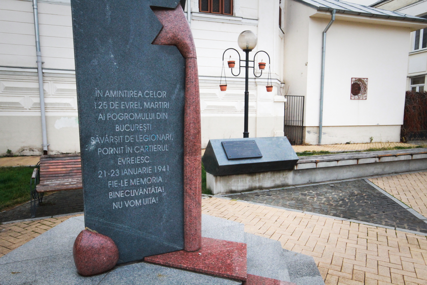 Une stèle en mémoire des victimes du pogrom de Bucarest, qui a eu lieu six mois avant le pogrom de Iasi. 125 Juifs ont été tués par les Légionnaires fascistes de la Garde de Fer, entre le 21 et le 23 janvier 1941. © Globe Reporters
