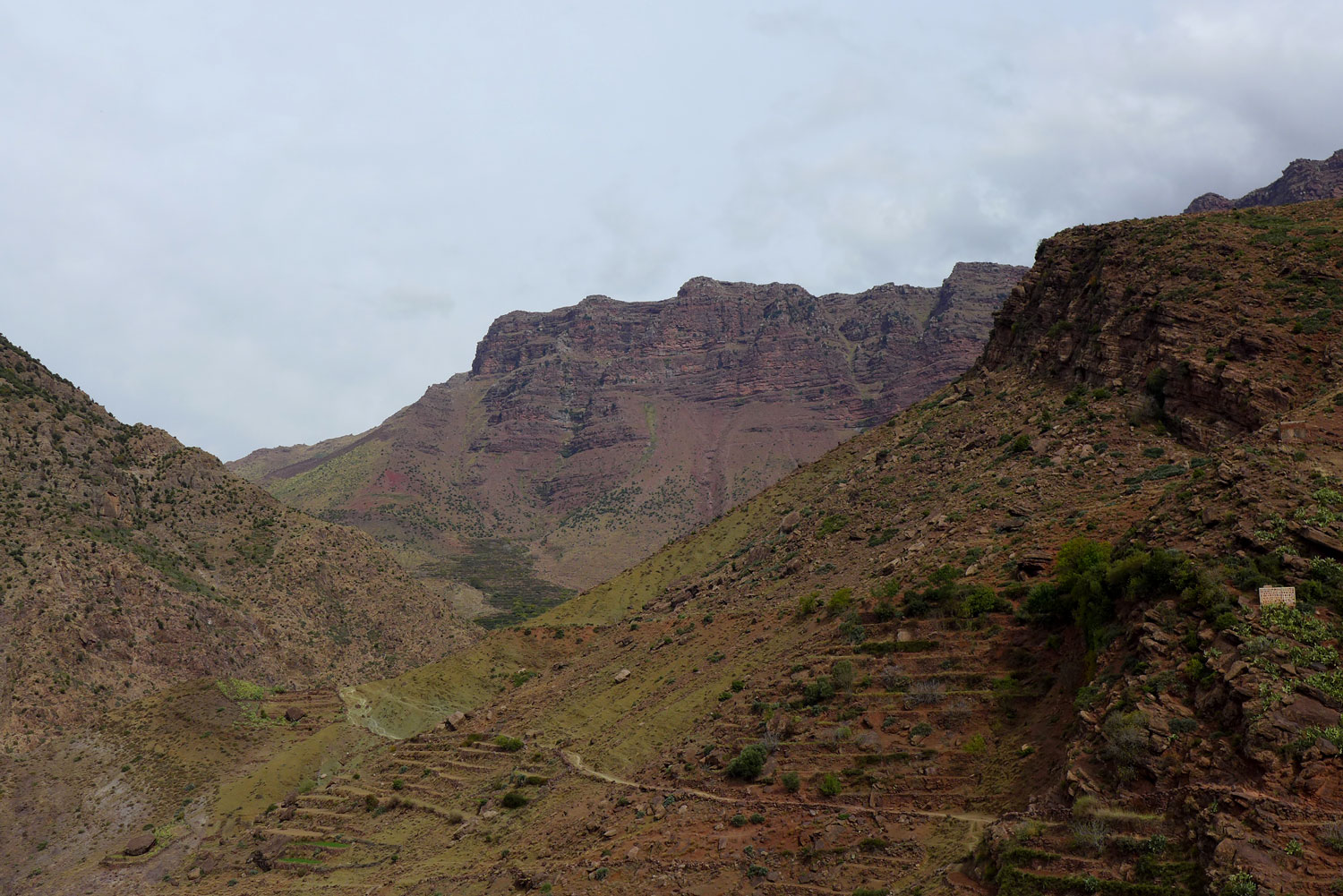 Le plateau aquifère qui alimente Tizi N’Oucheg est en haut des falaises