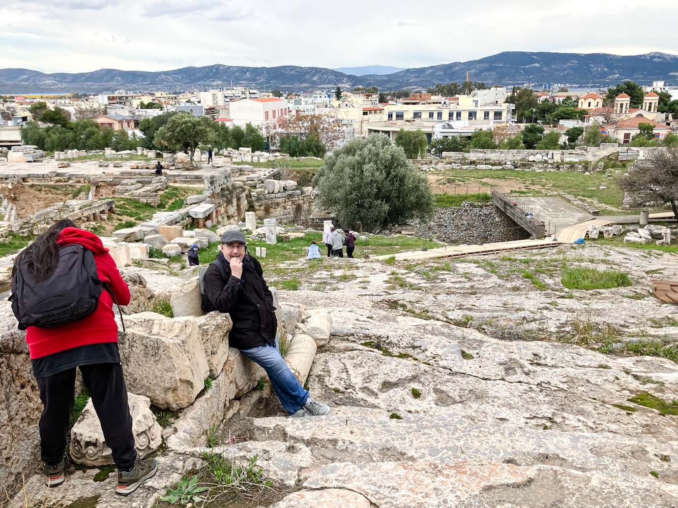 Vue de la petite ville d’Éleusis depuis son site archéologique © Globe Reporters