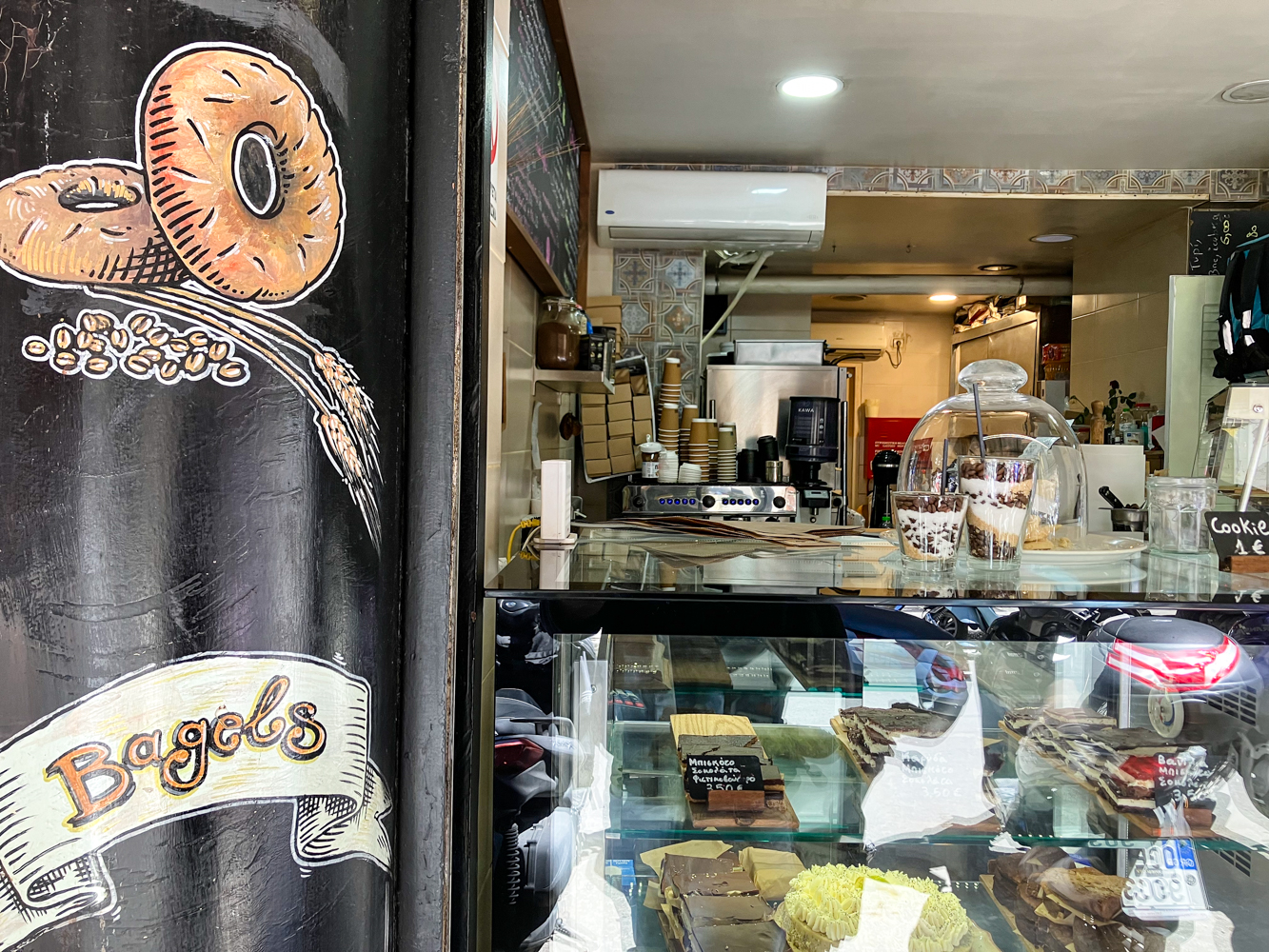 À l’entrée de la boutique d’Amandine, où les bagels - ces petits pains ronds avec un trou au milieu - sont mis en avant © Globe Reporters 