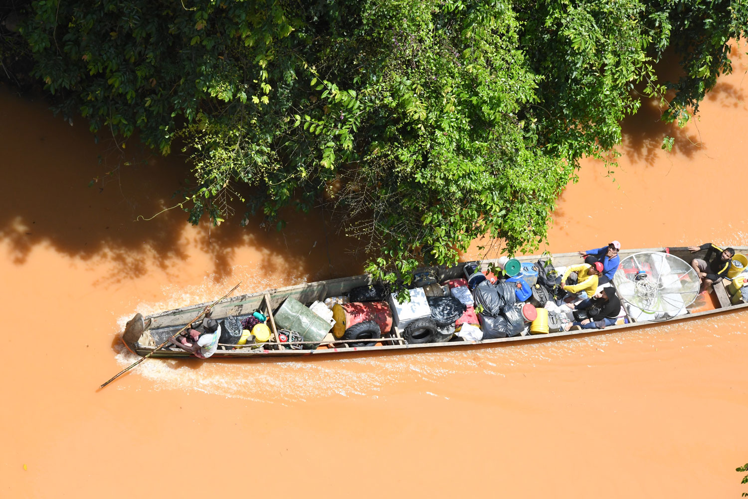 Orpailleurs se rendant sur un site clandestin – crédit Parc amazonien de Guyane