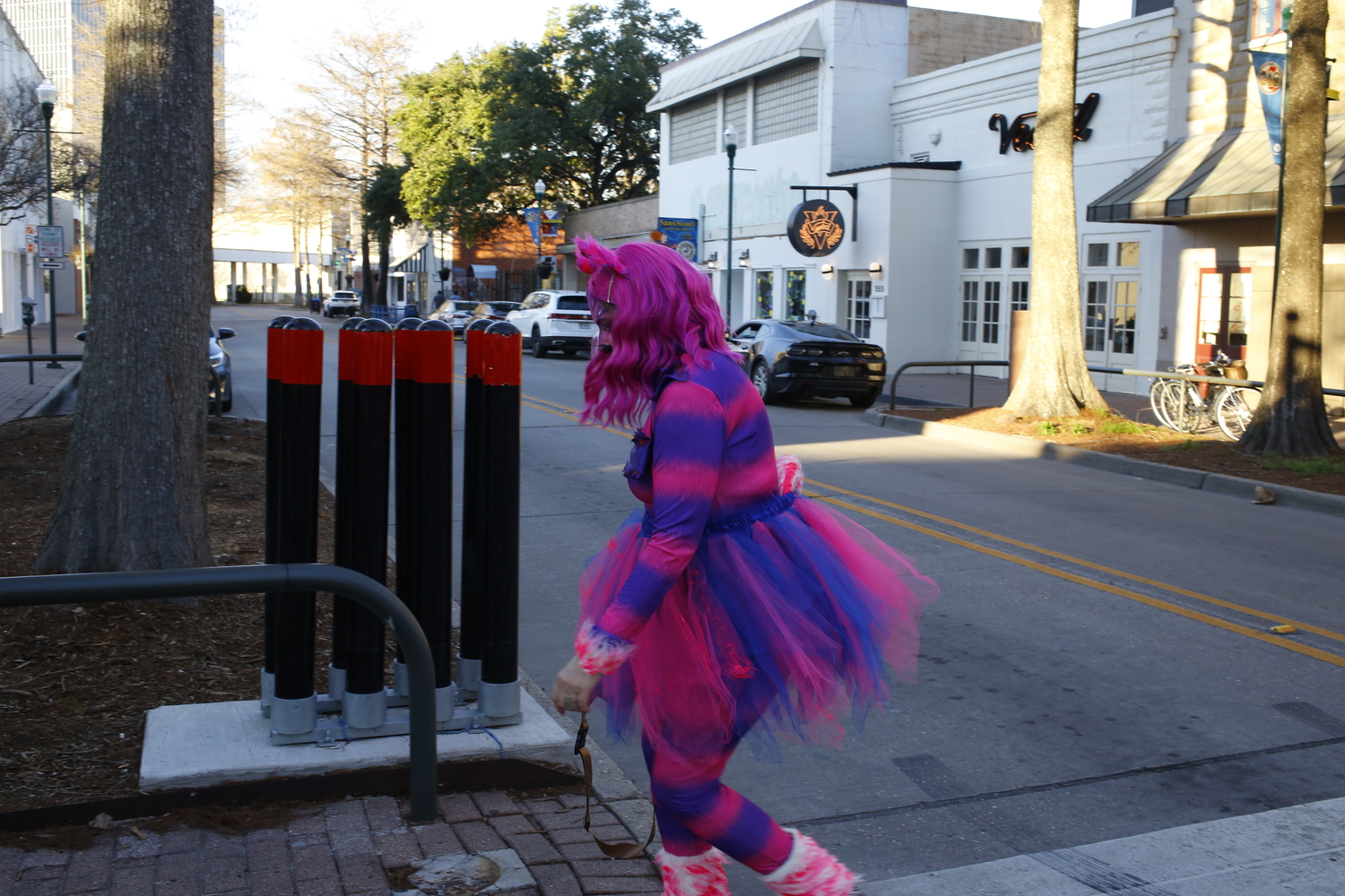 Avant une parade, il n’est pas rare de croiser une personne déguisée dans la rue © Globe Reporters