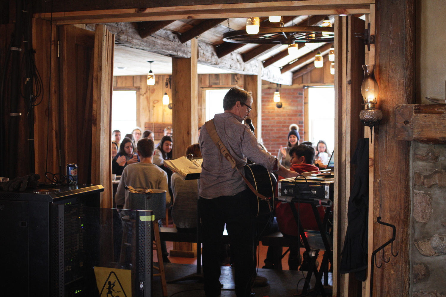 Un chanteur anime le restaurant où mange un groupe d’adolescents internationaux venus visiter le Québec.