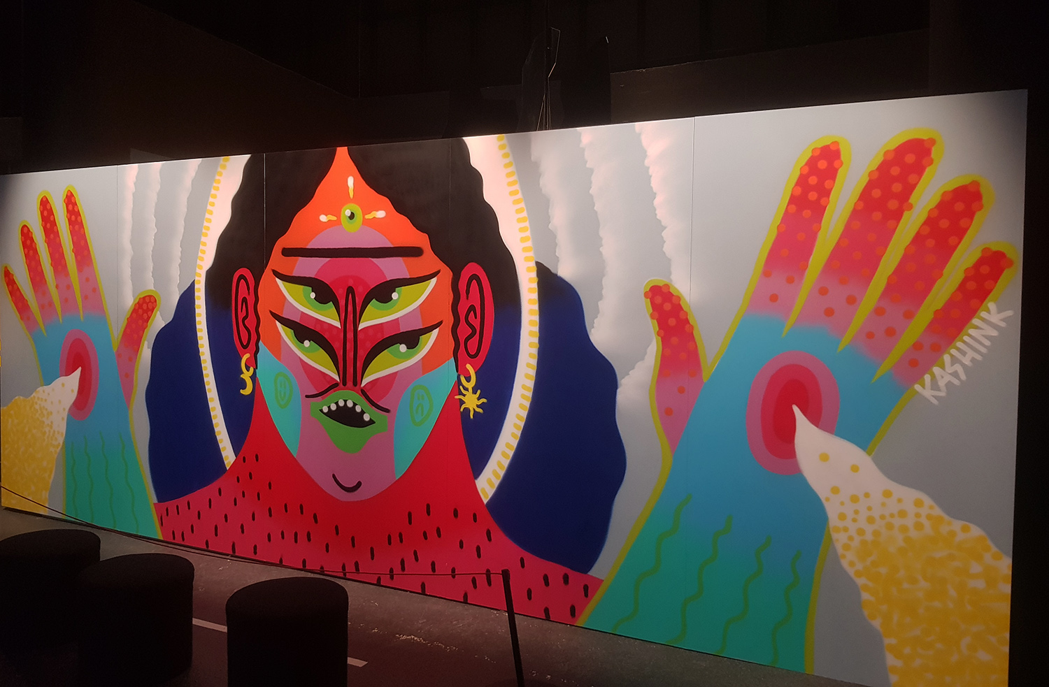 Cette immense peinture de KASHINK a été produite pour l’exposition, nous dit KASHINK lors son interview © Globe Reporters