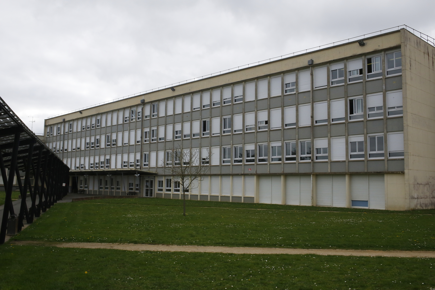 L’ancien bâtiment du lycée, où ont lieu les cours © Globe Reporters
