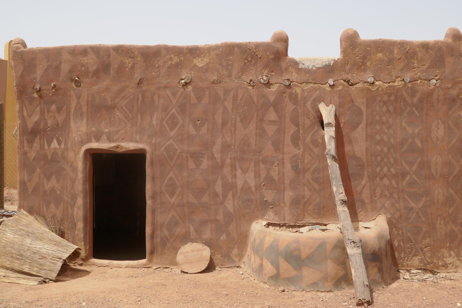 Cette maison avec les murs richement décorés appartient au groupe ethnique Gourounsi, dans le village de Tiébélé © Globe Reporters