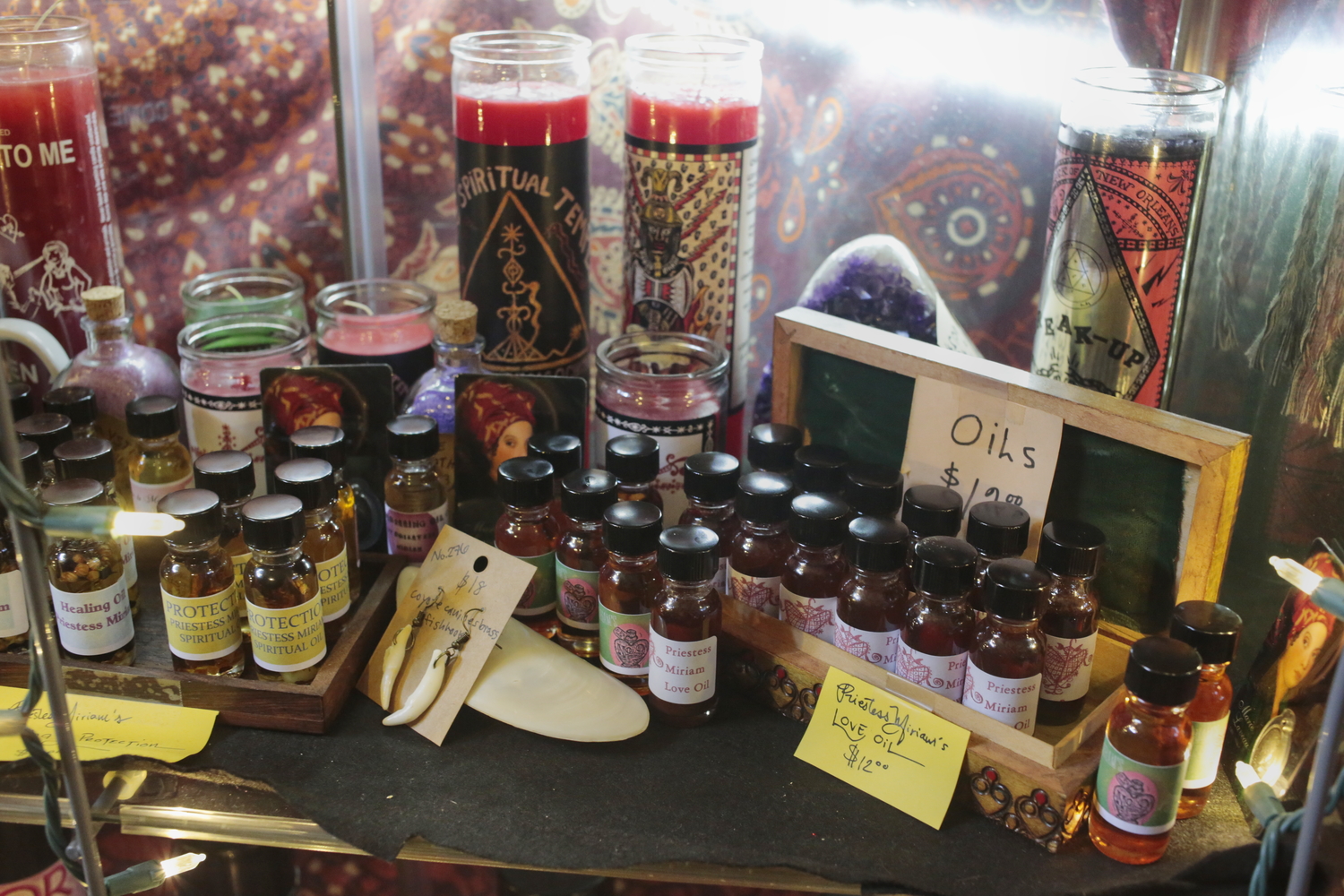 La boutique du Voodoo Spitirual Temple : la prêtresse Miriam fabrique aussi des huiles pour des rituels © Globe Reporters
