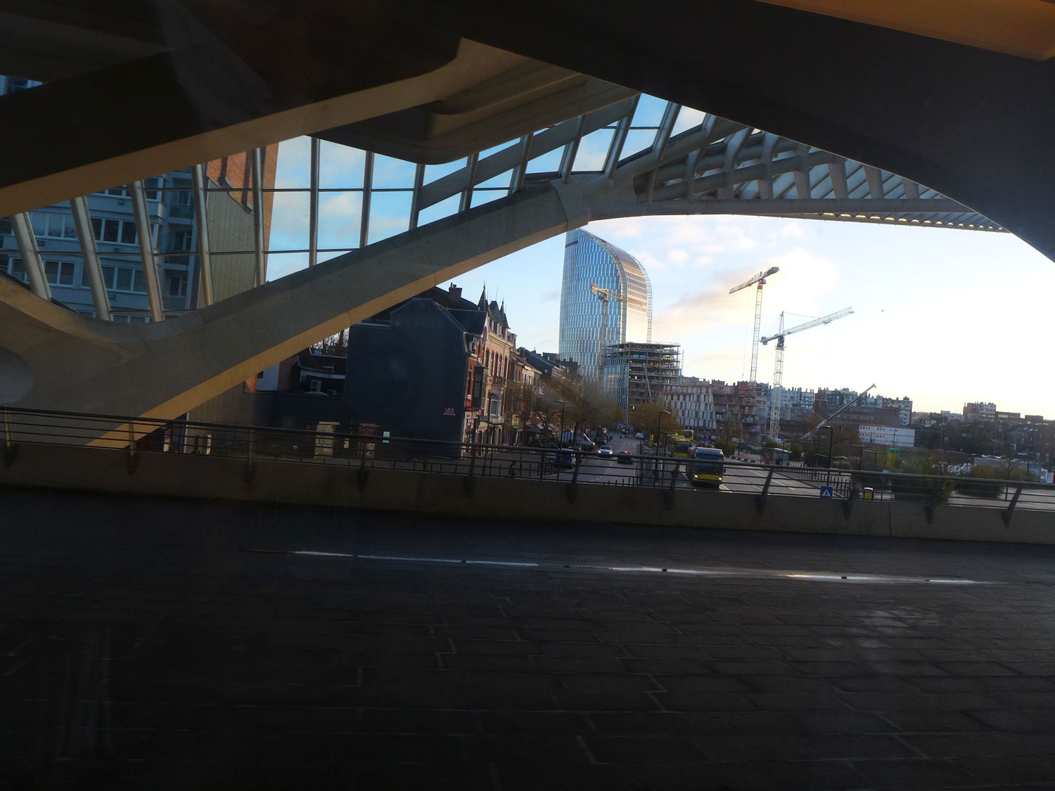 1h00 plus tard, arrivée à Liège (Luik). C’est la première agglomération de Wallonie, la troisième agglomération de Belgique après Bruxelles et Anvers © Globe Reporters