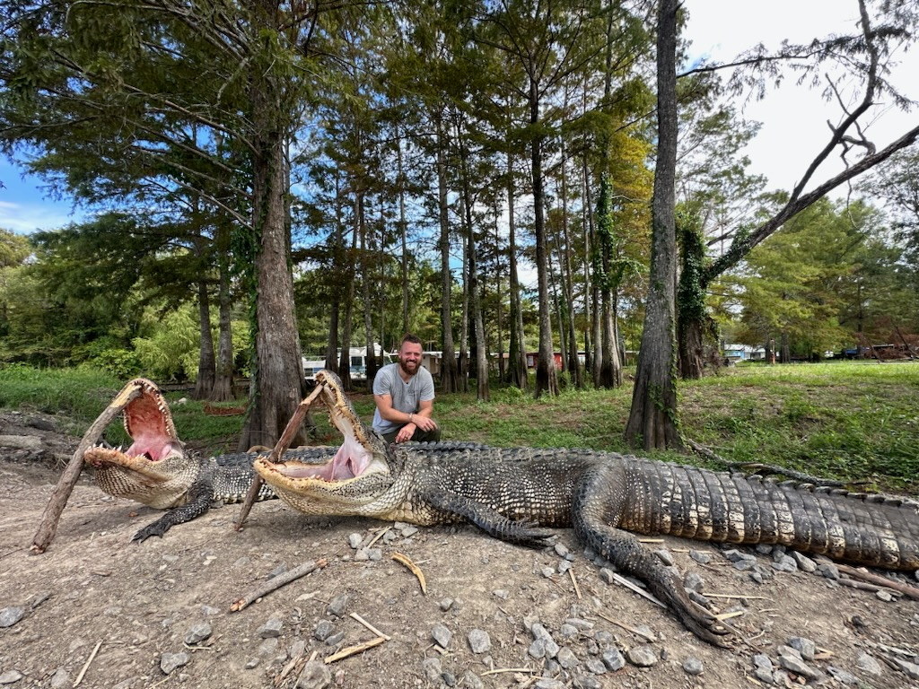 Jourdan avec un alligator qu’il a chassé © Jourdan Thibodeaux