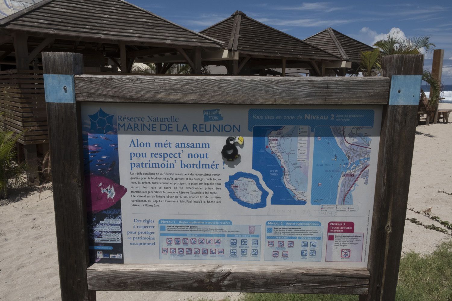 La plage se situe dans la Réserve naturelle marine de La Réunion. Un affichage rappelle les règles à respecter.