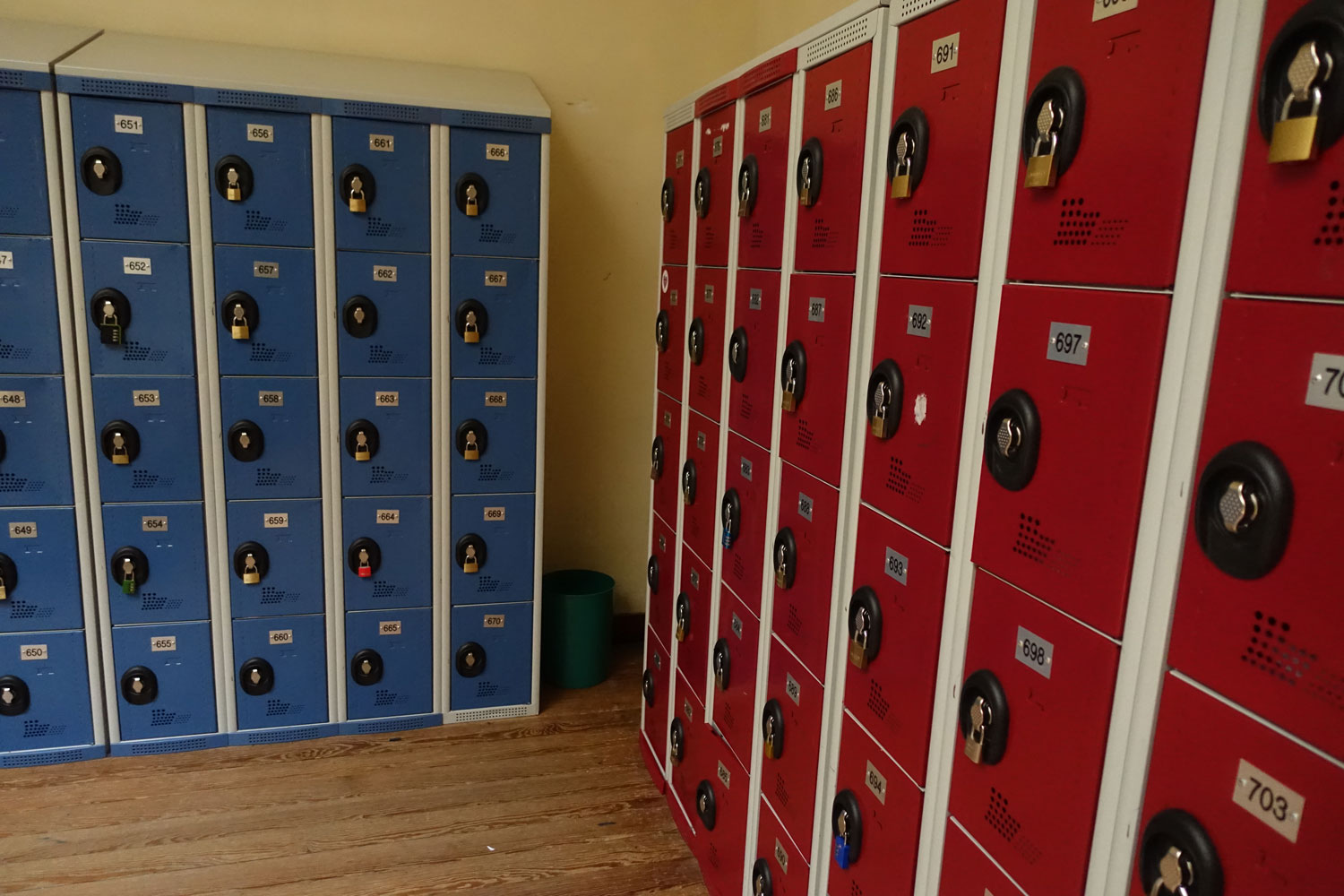 Chaque élève dispose d’un casier où il est possible de ranger ses affaires © Globe Reporters