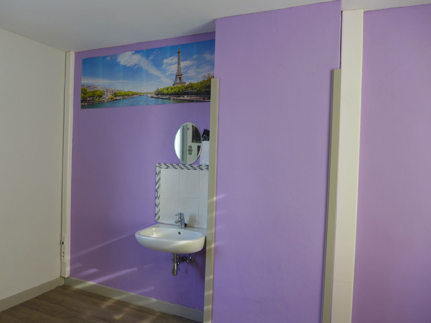 Le coin toilette d’une chambre. La plupart des résidents sont des jeunes Français © Globe Reporters