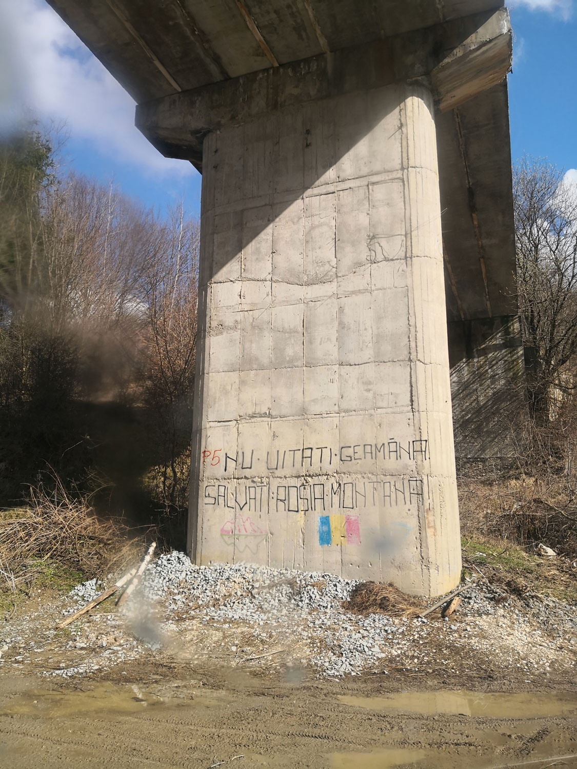 Un bout du barrage sur lequel est écrit « n’oubliez pas Geamăna, sauvez Roşia montana » © Globe Reporters