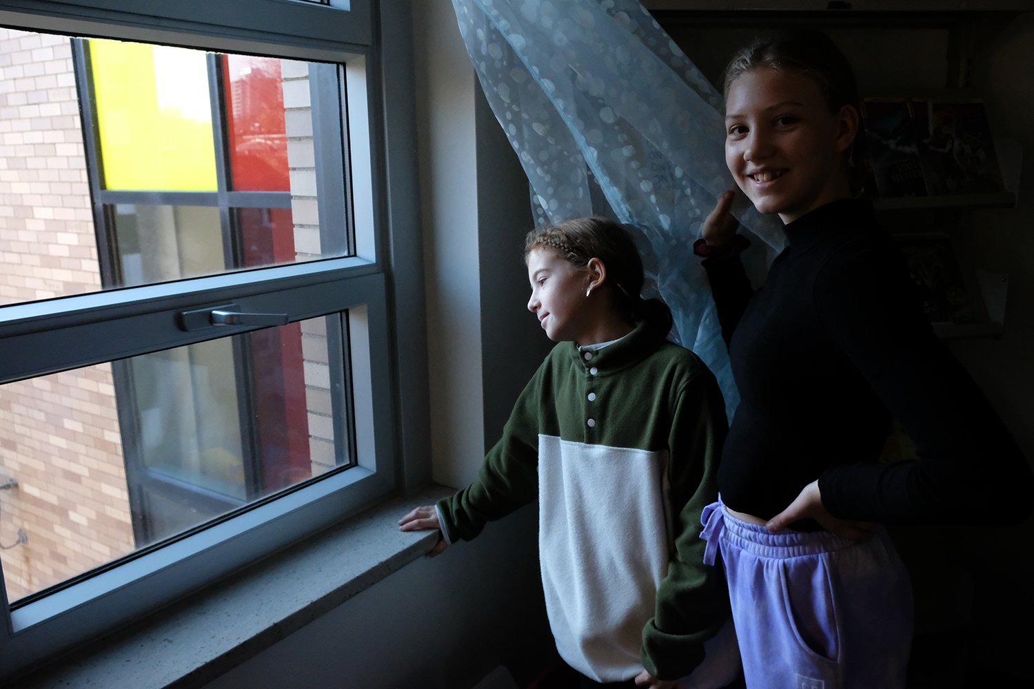 Après les entrevues, Léa et Clara font visiter leur école à l’envoyée spéciale des globe-reporters © Globe Reporters
