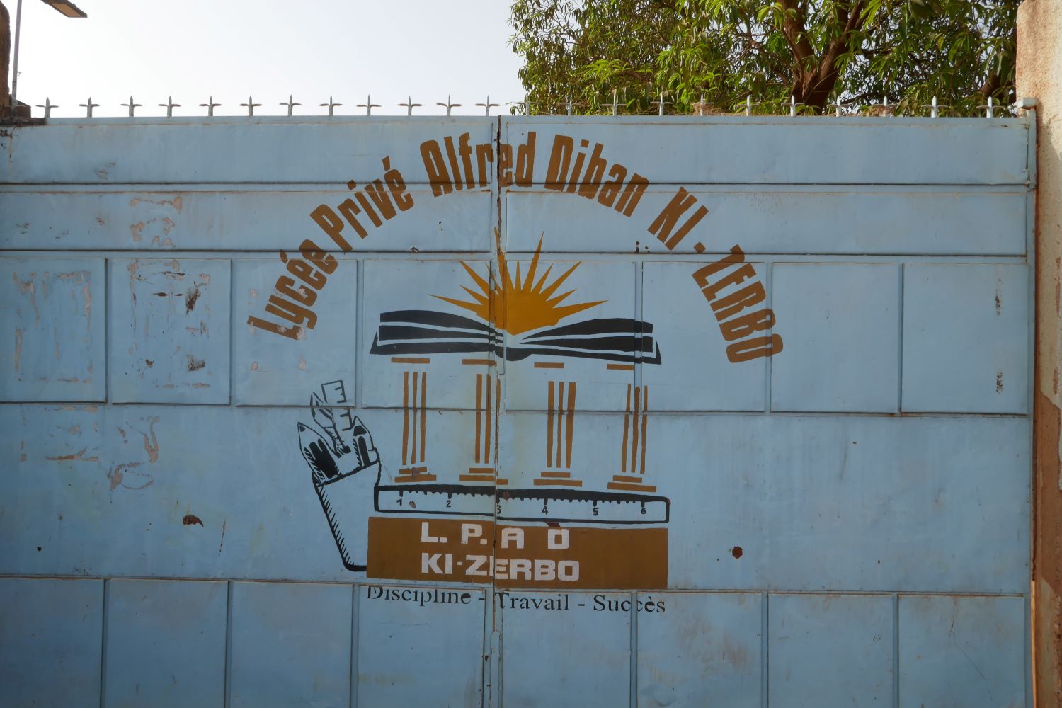 Portail d’entrée au Lycée Alfred Diban KI-ZERBO situé dans le quartier de Tampouy à Ouagadougou © Globe Reporters/Zabda