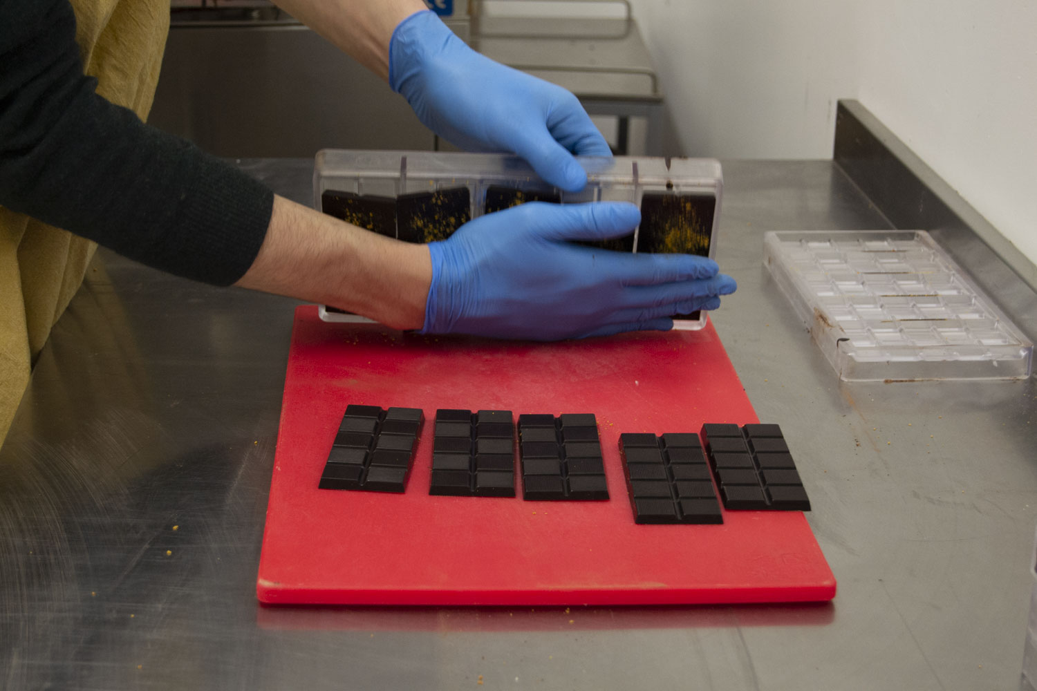 Une fois le chocolat cristallisé, les tablettes sont démoulées, puis emballées © Globe Reporters
