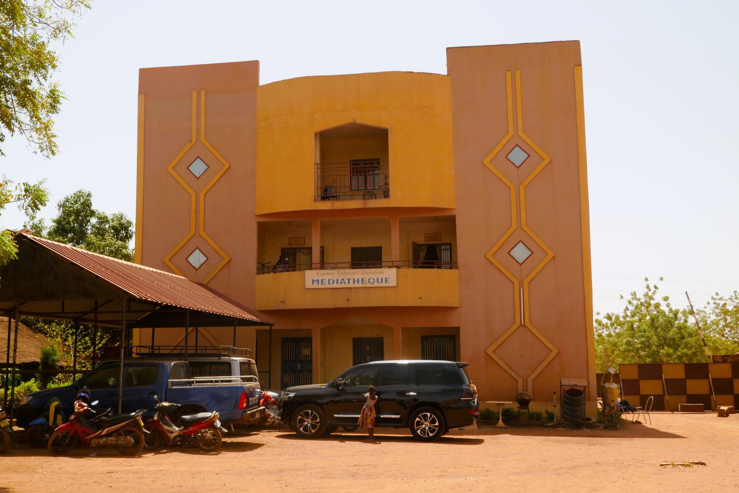 Ce bâtiment héberge la médiathèque de Gambidi et les chambres des étudiants et étudiantes en résidence comme Fatoumata DRAMÉ © Globe Reporters