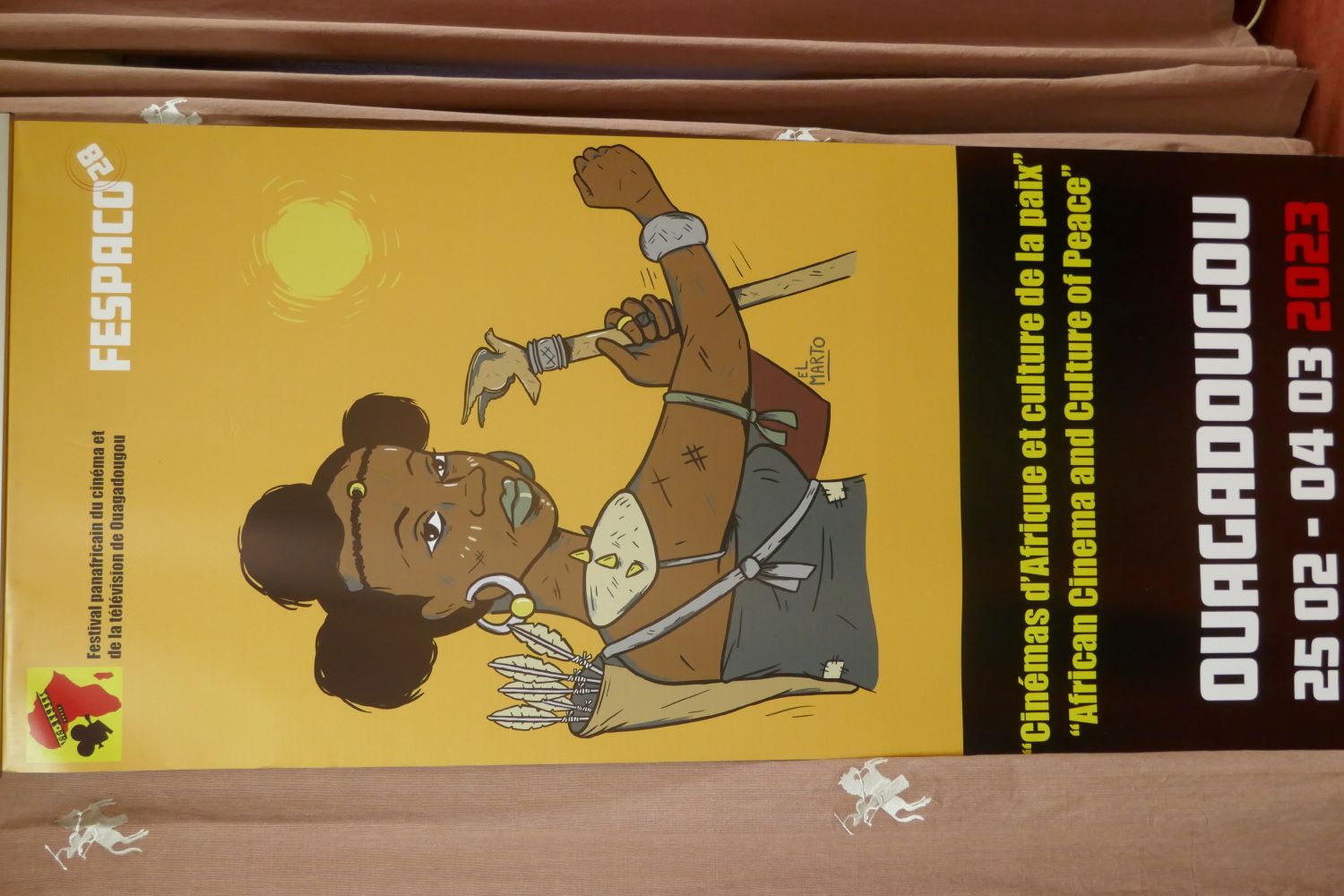 Affiche de la 28ème édition du Festival qui cette année traite le thème « Cinéma d’Afrique et culture de la paix ». Le dessin représente la reine Sarraouinia « pour montrer la force des femmes et leur travail pour la paix et la cohésion sociale », dit Alex Moussa SAWADOGO © Globe Reporters